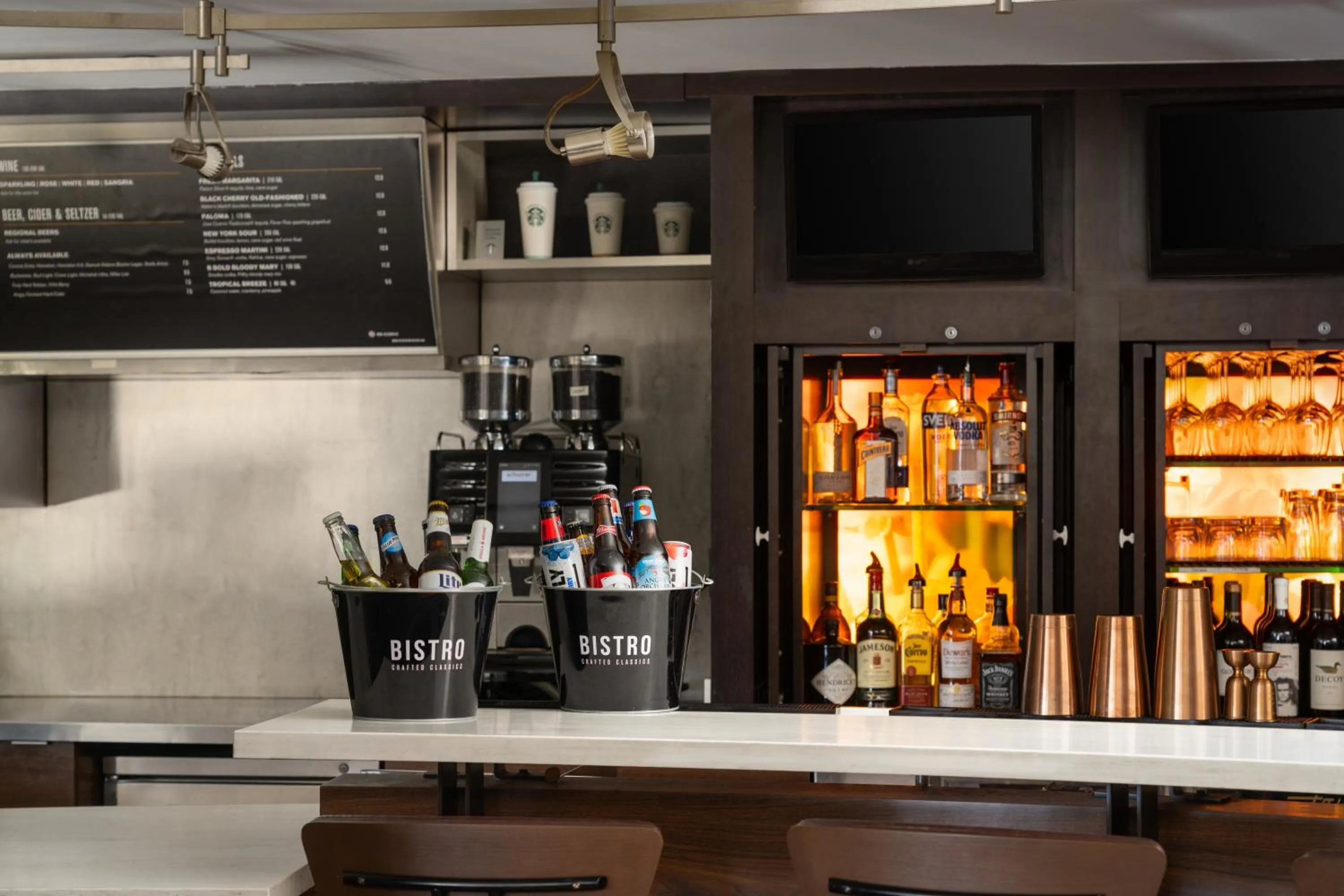 Dining area in Courtyard Hartford Cromwell