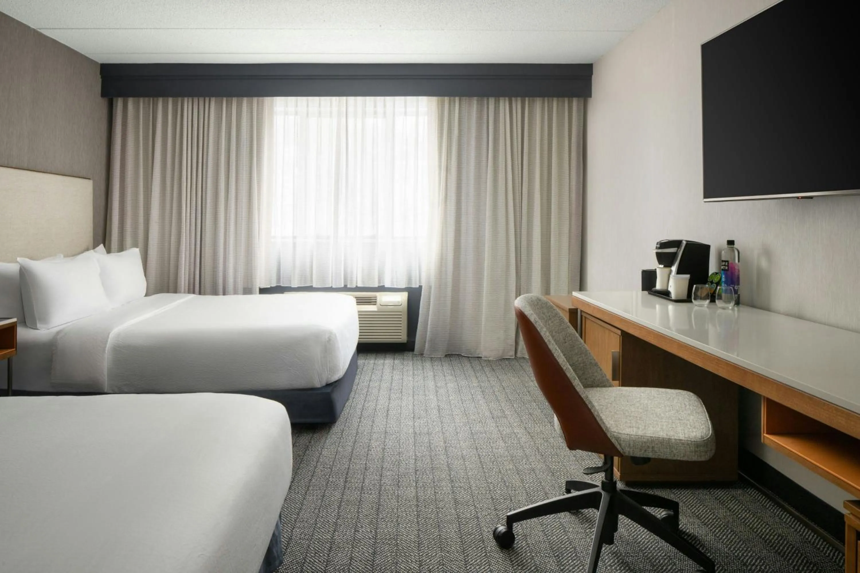 Photo of the whole room, Bed in Courtyard Hartford Cromwell