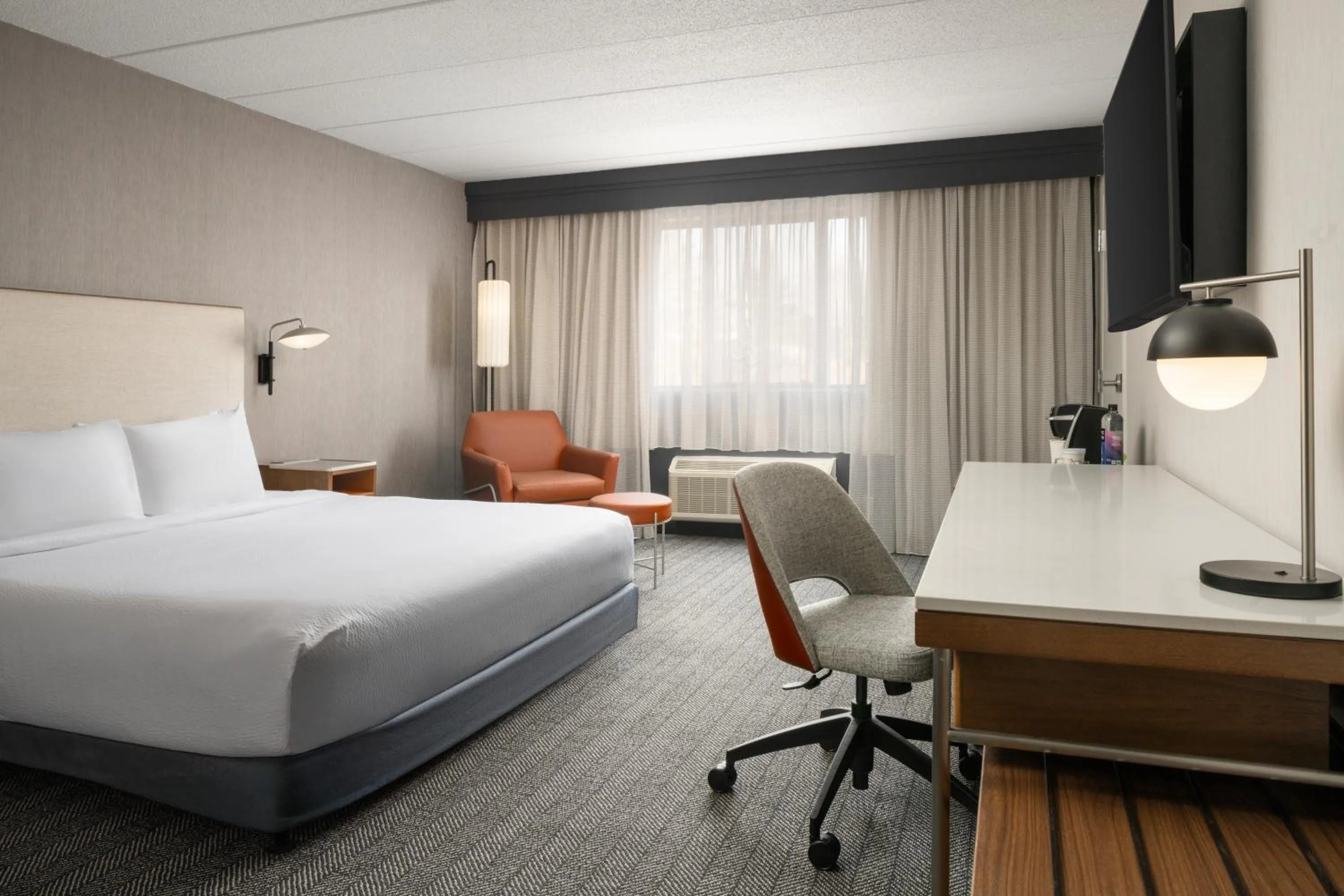 Bed in Courtyard Hartford Cromwell