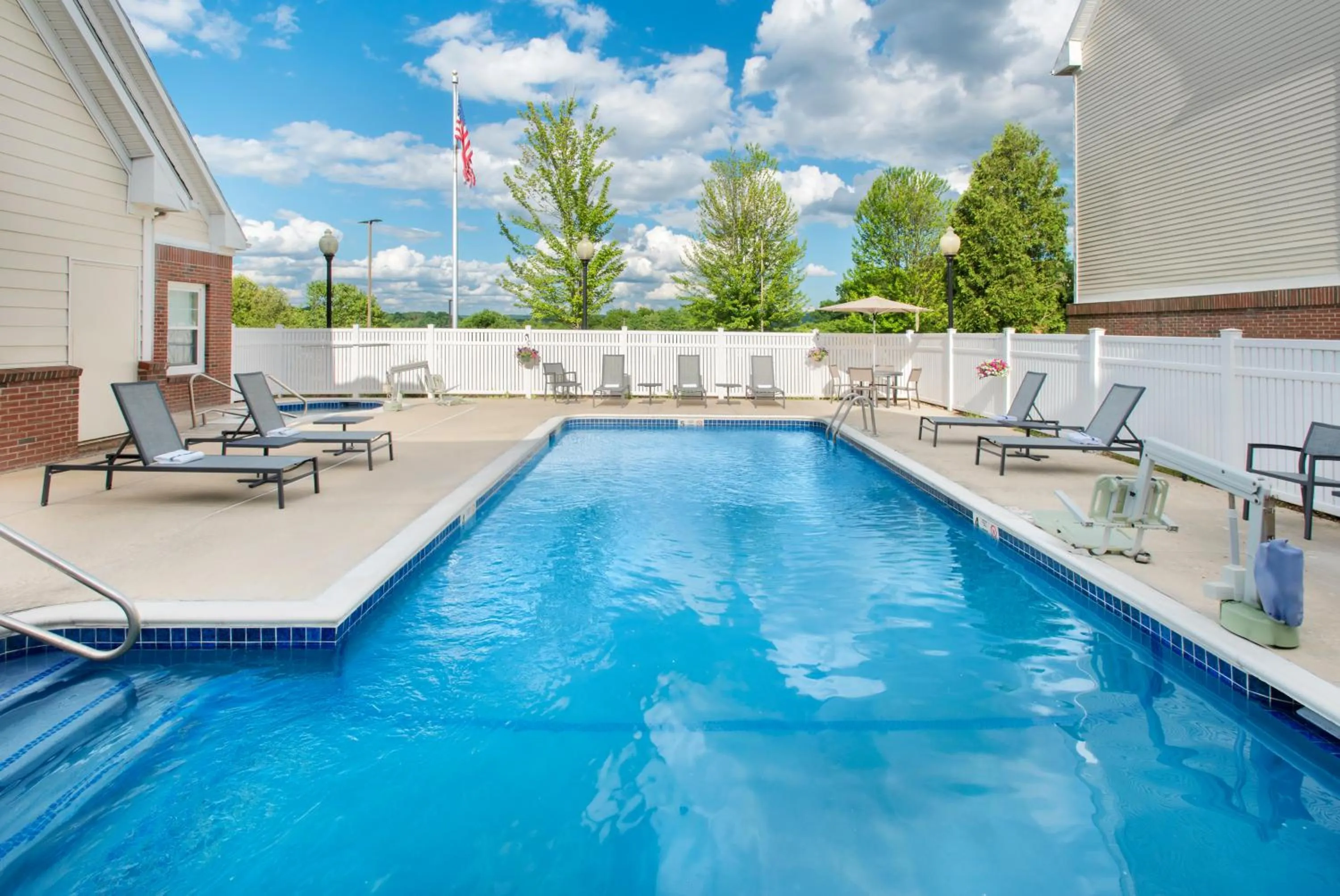 Swimming pool in Residence Inn Hartford Manchester