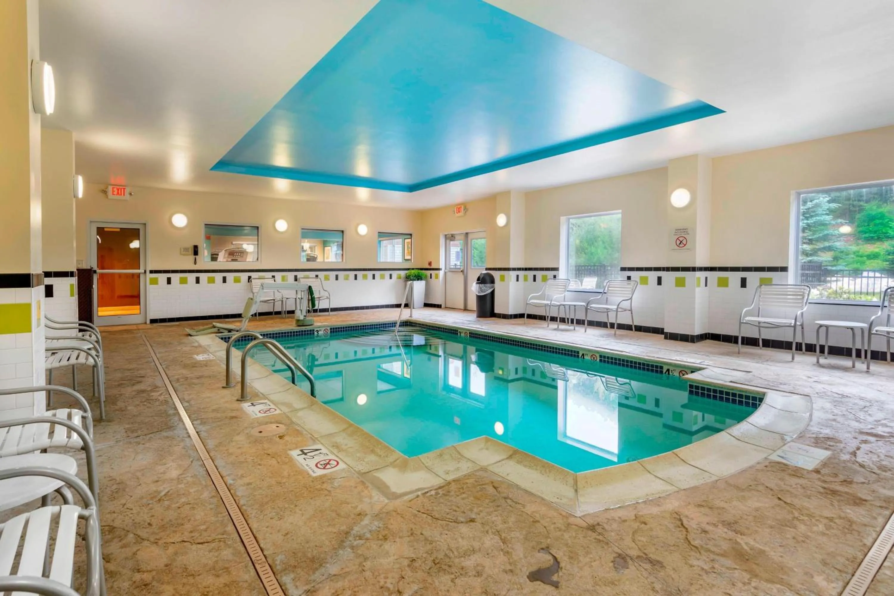 Swimming pool in Fairfield Inn & Suites Hooksett