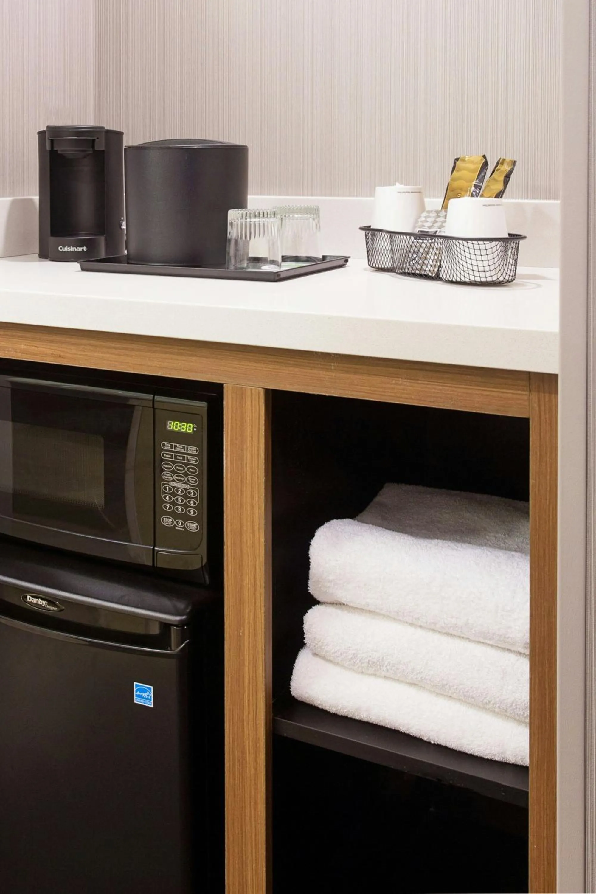 Photo of the whole room in Courtyard Binghamton