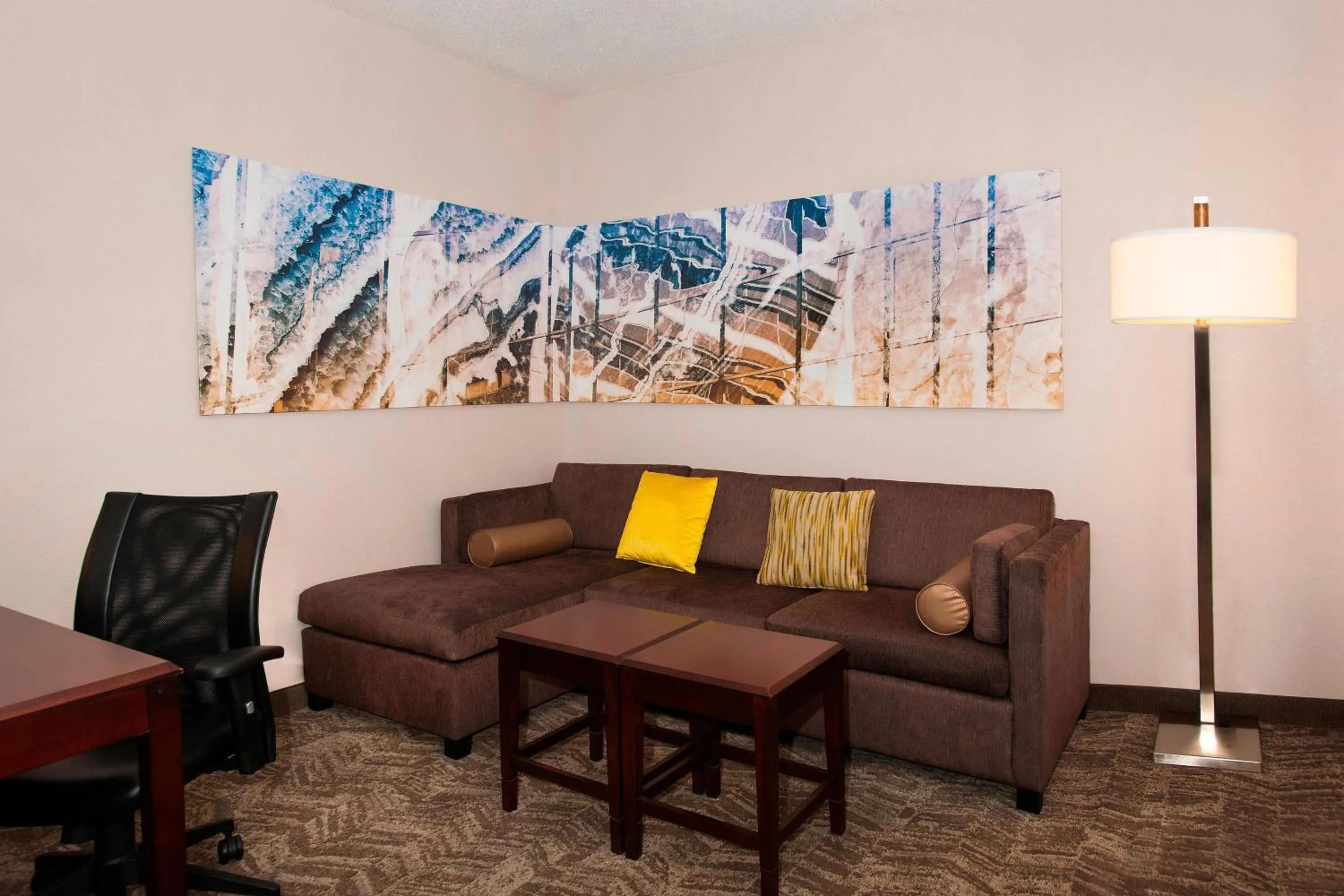 Living room in SpringHill Suites Birmingham Colonnade