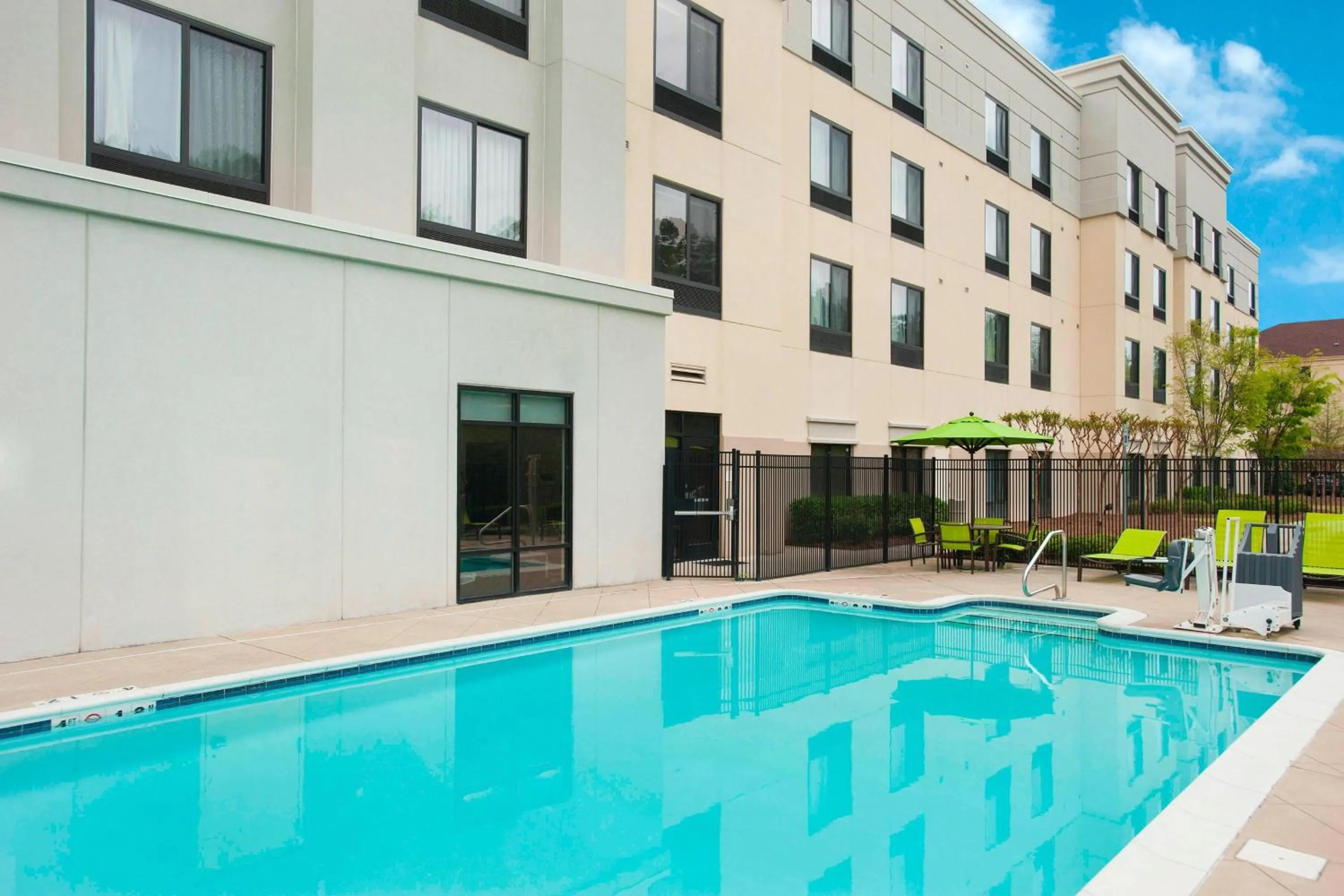 Swimming pool in SpringHill Suites Birmingham Colonnade