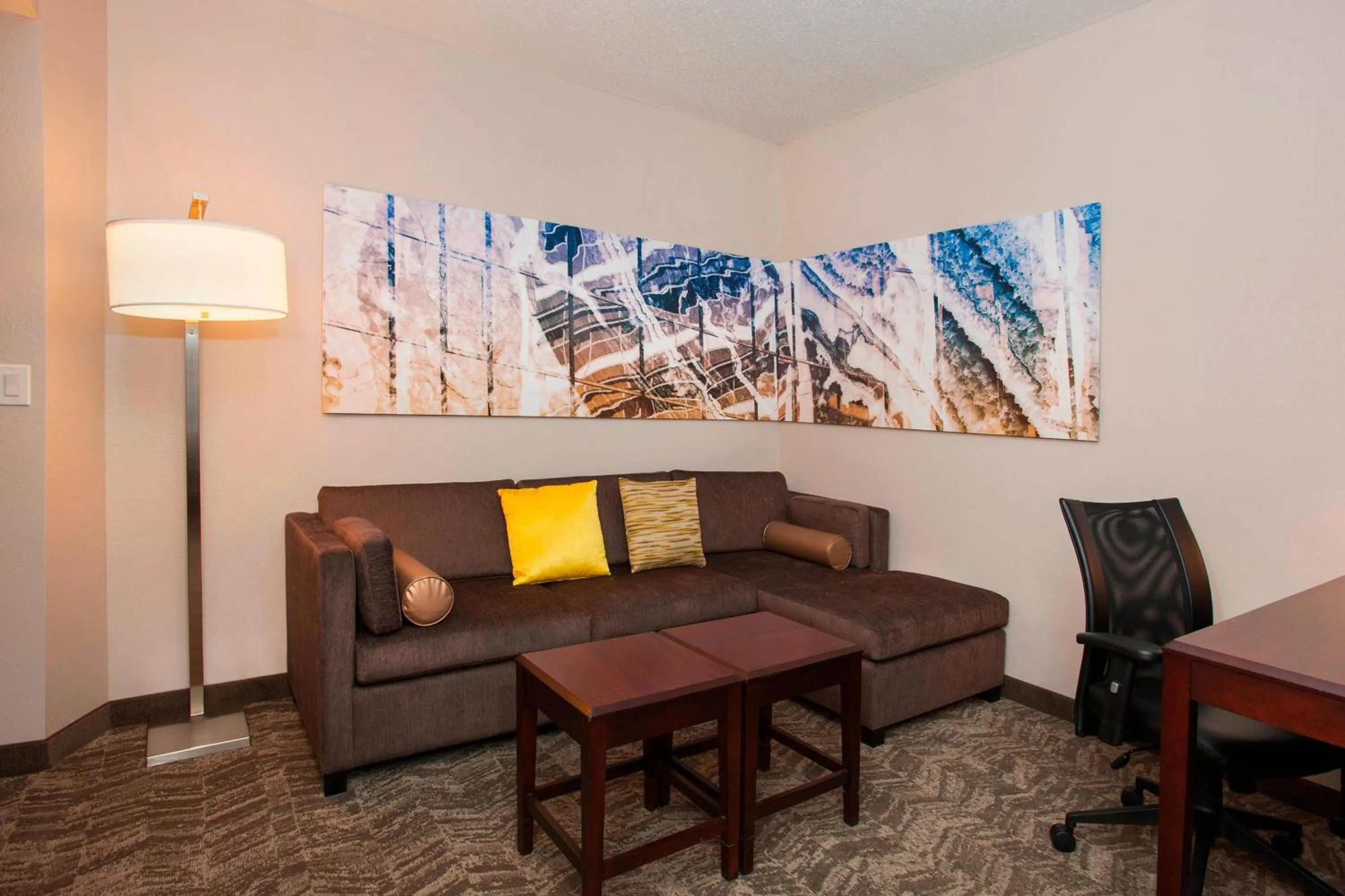 Living room in SpringHill Suites Birmingham Colonnade