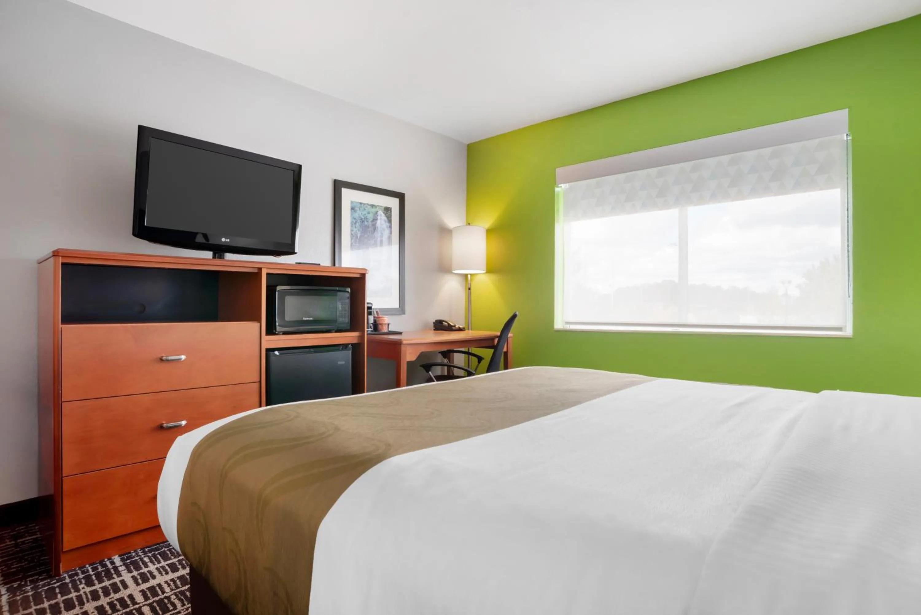 Guests, Bed in Quality Inn & Suites Birmingham - Highway 280