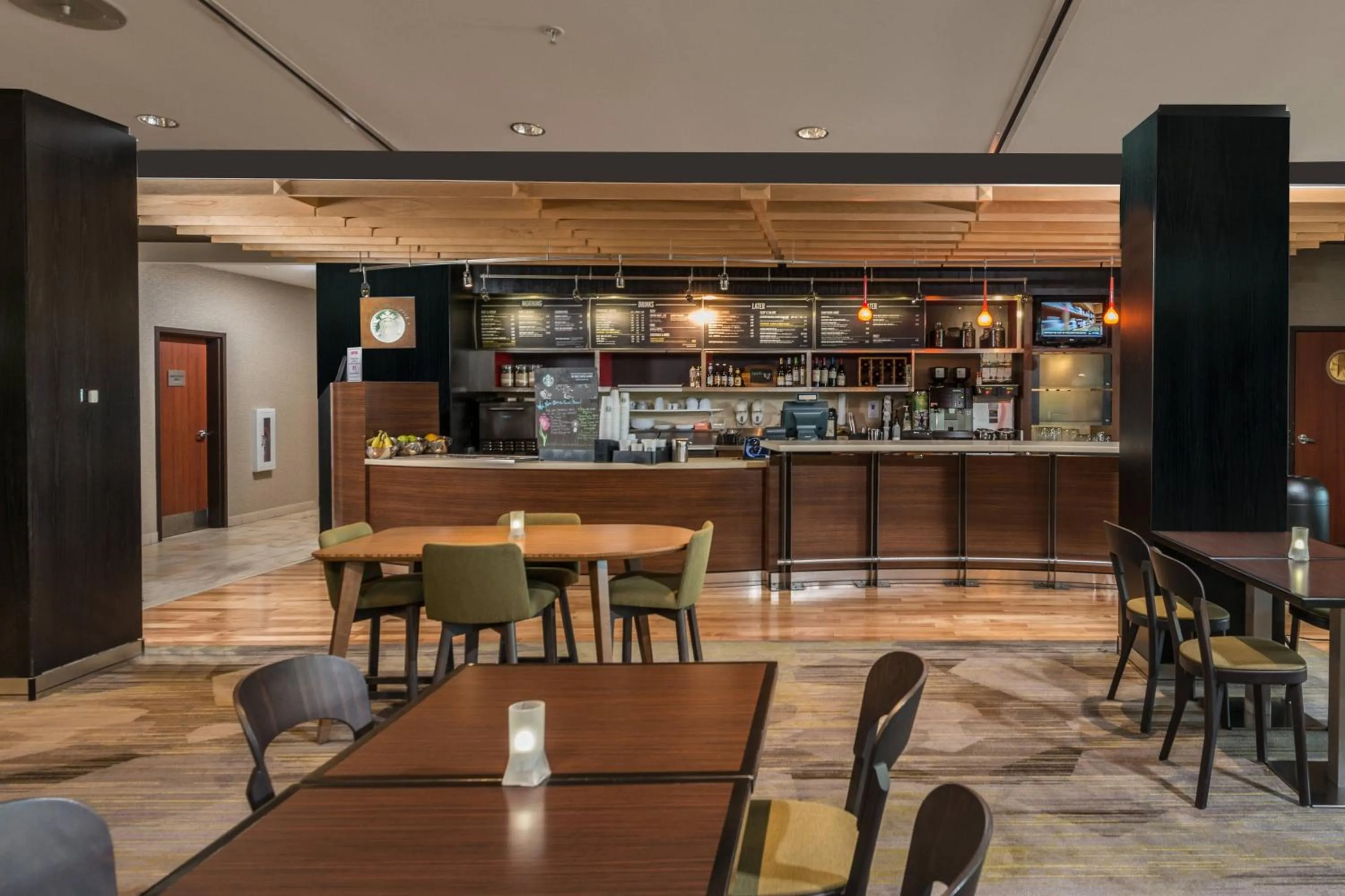 Lounge or bar in Courtyard Bangor