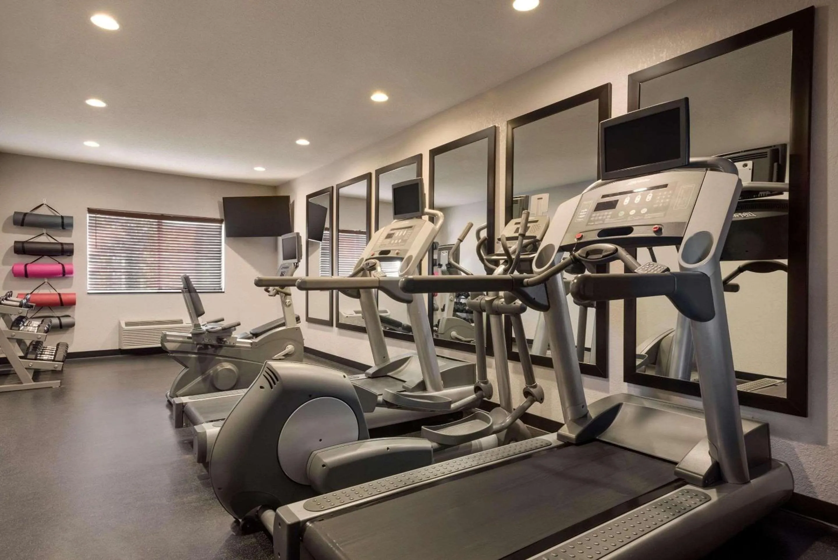 Fitness centre/facilities in Country Inn & Suites by Radisson, Brookings