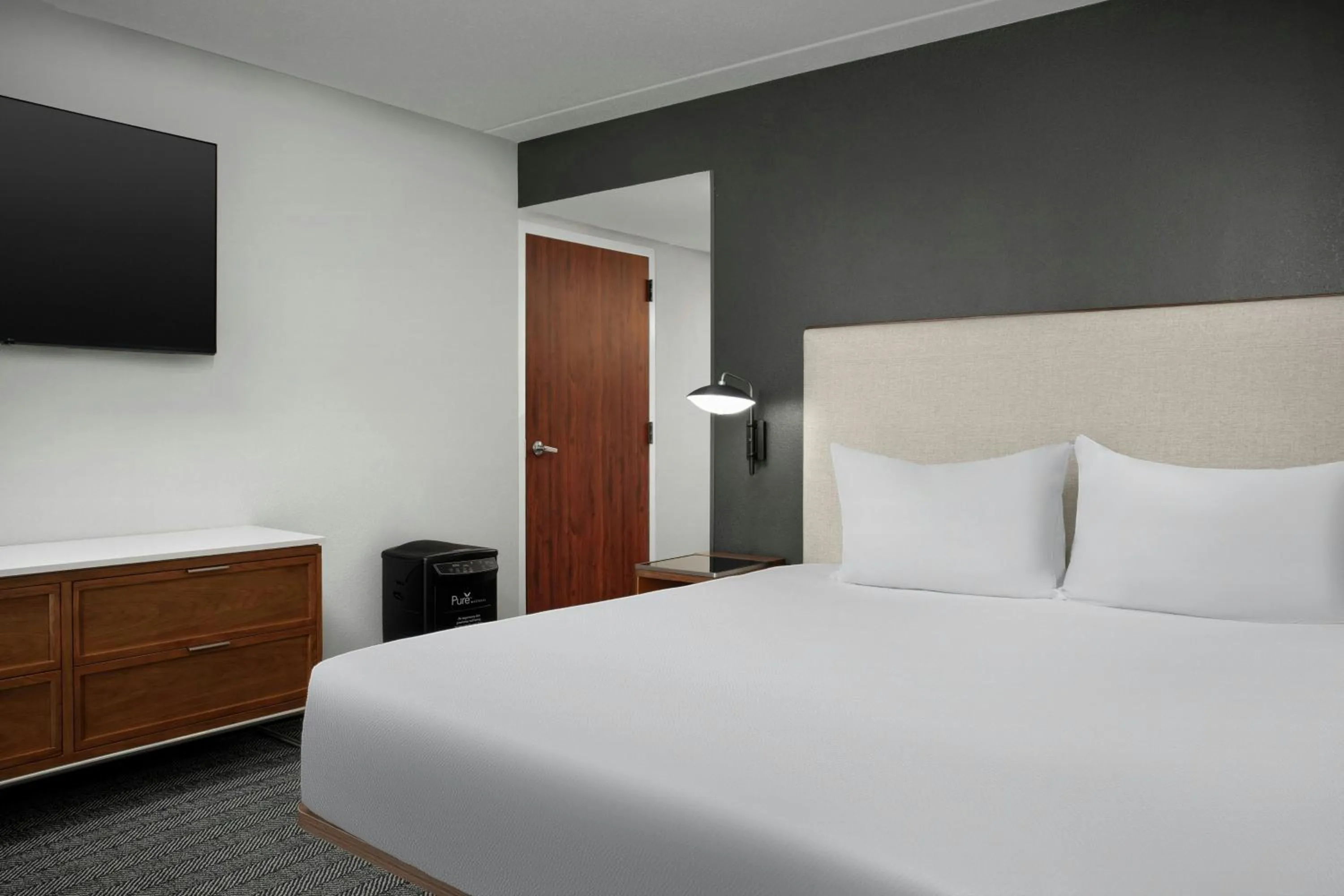 Photo of the whole room, Bed in Courtyard by Marriott Bloomington