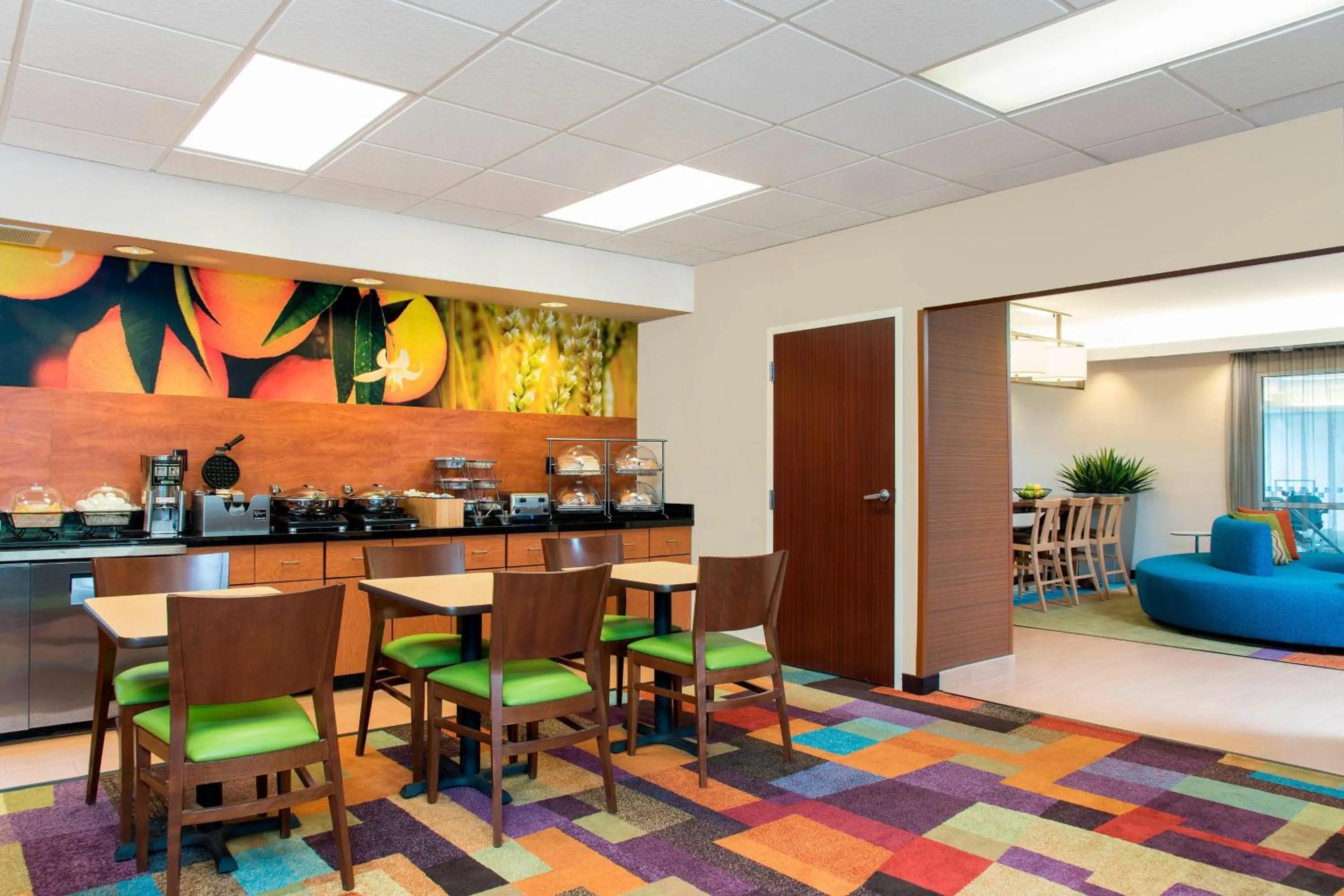 Breakfast in Fairfield Inn & Suites by Marriott Bloomington