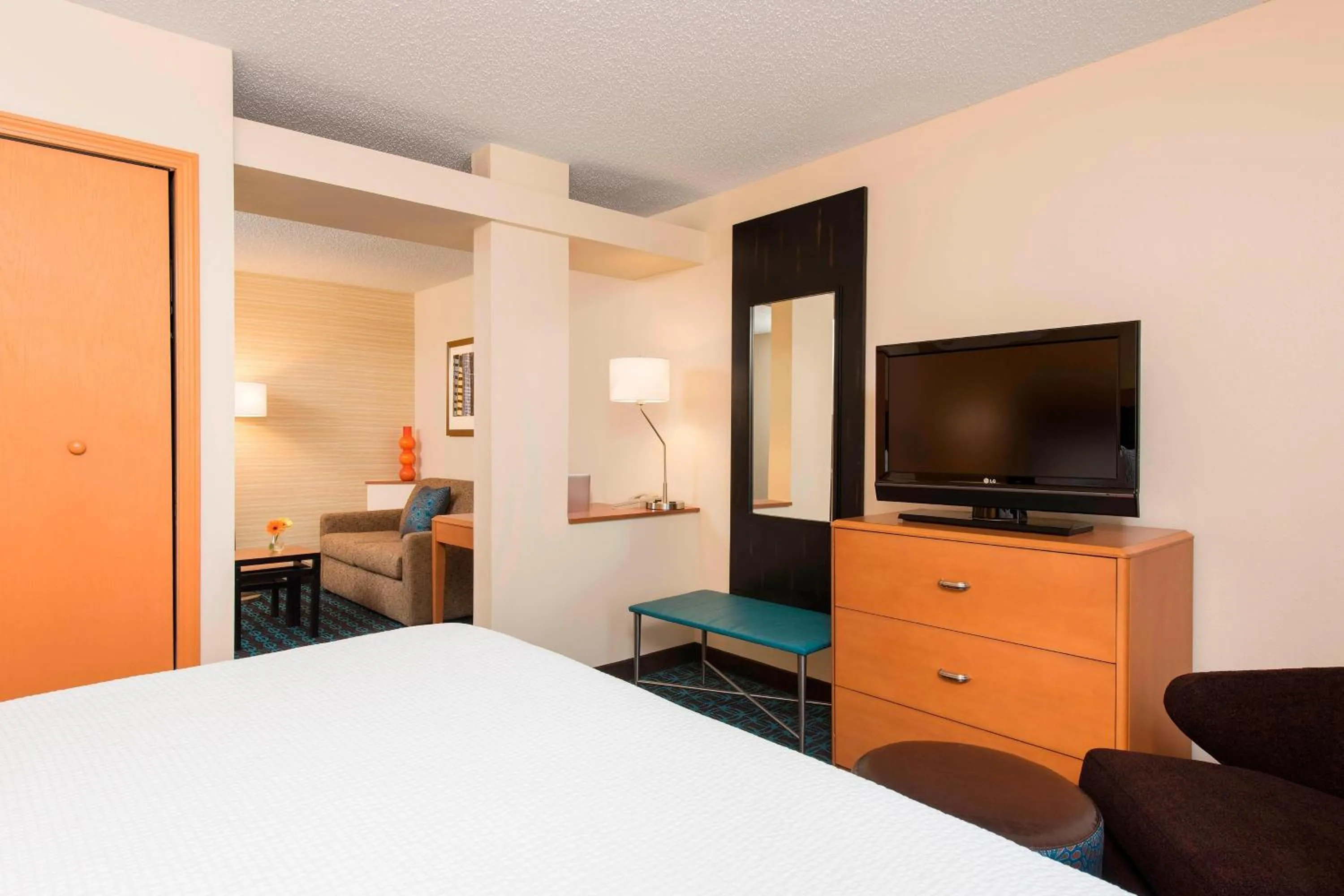 Photo of the whole room, Bed in Fairfield Inn & Suites by Marriott Bloomington