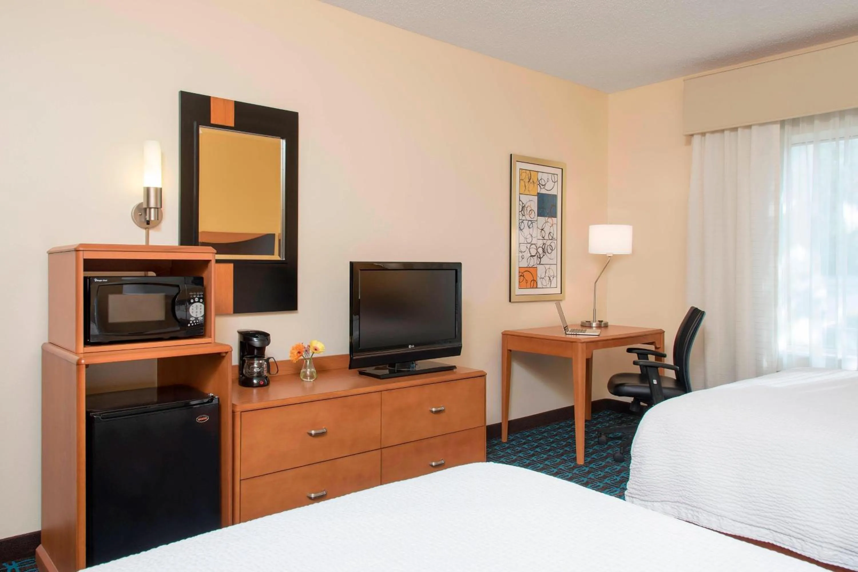 Photo of the whole room, Bed in Fairfield Inn & Suites by Marriott Bloomington