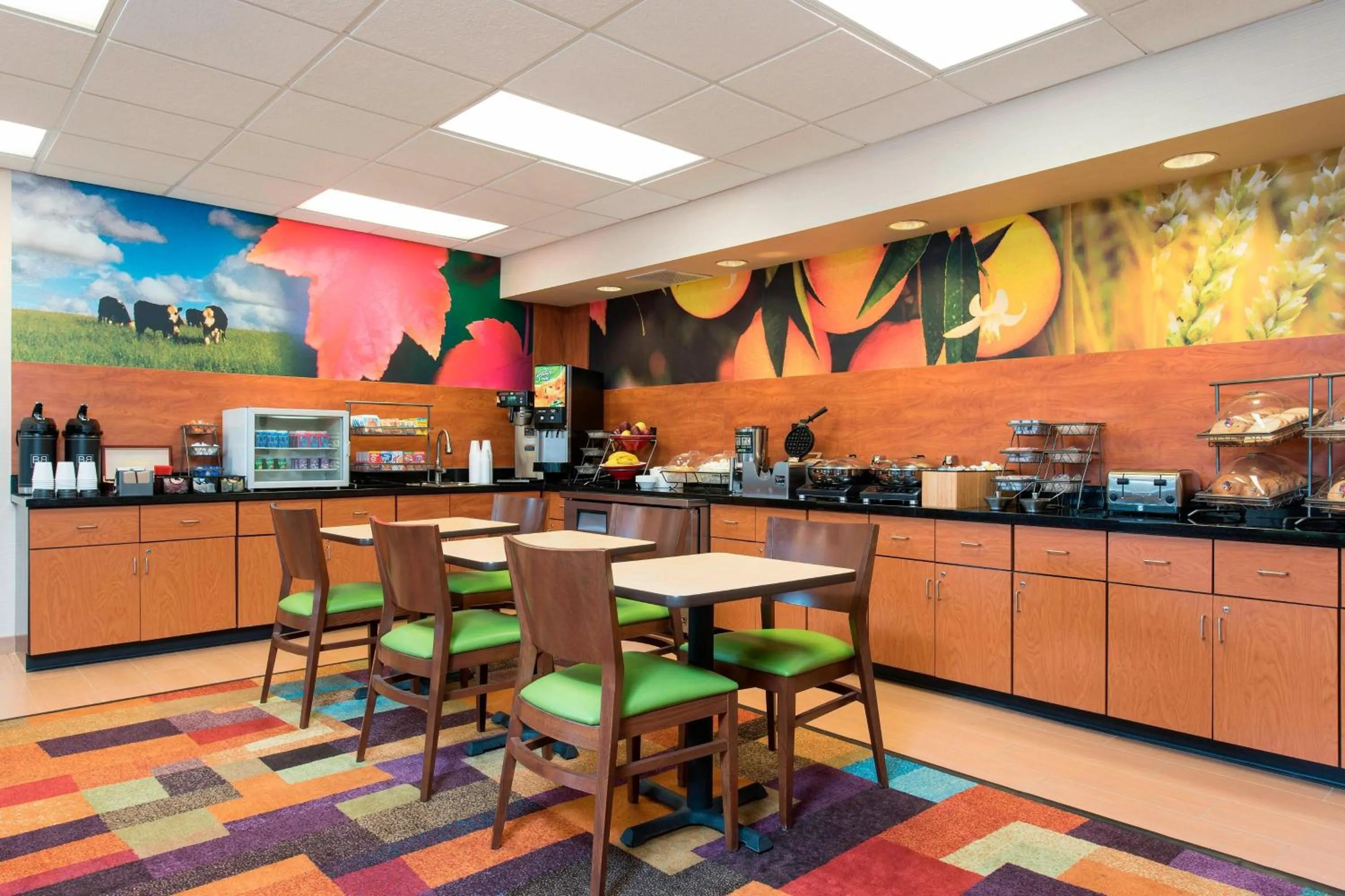 Breakfast in Fairfield Inn & Suites by Marriott Bloomington