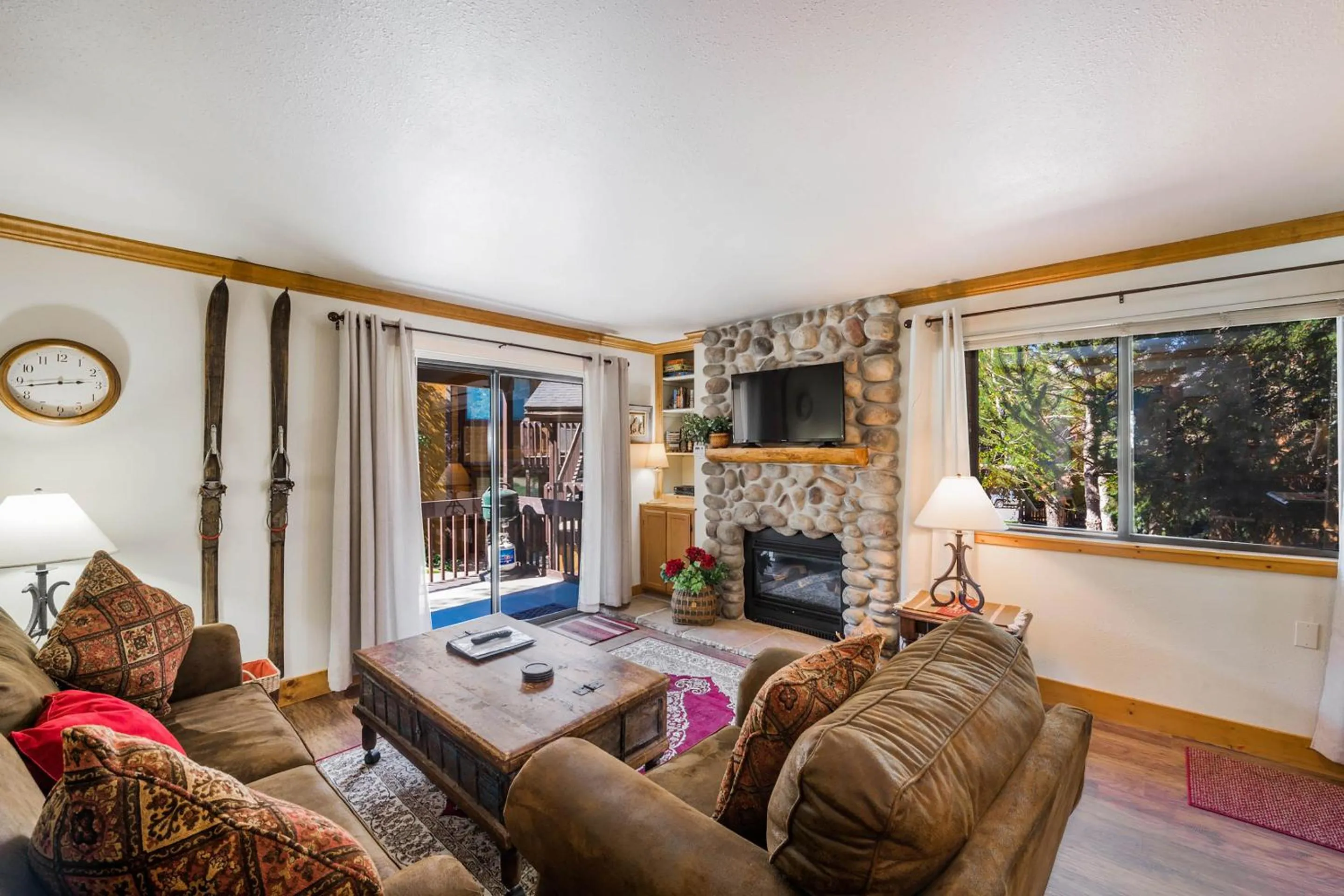 Living room in Red Pine Condominiums by All Seasons Resort Lodging