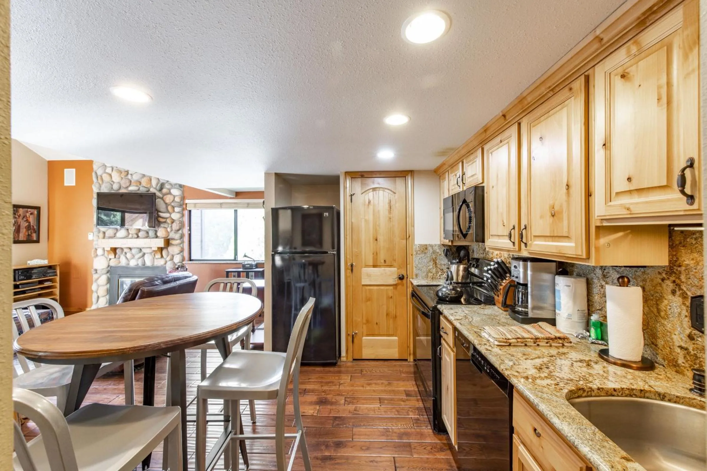 Kitchen or kitchenette in Red Pine Condominiums by All Seasons Resort Lodging
