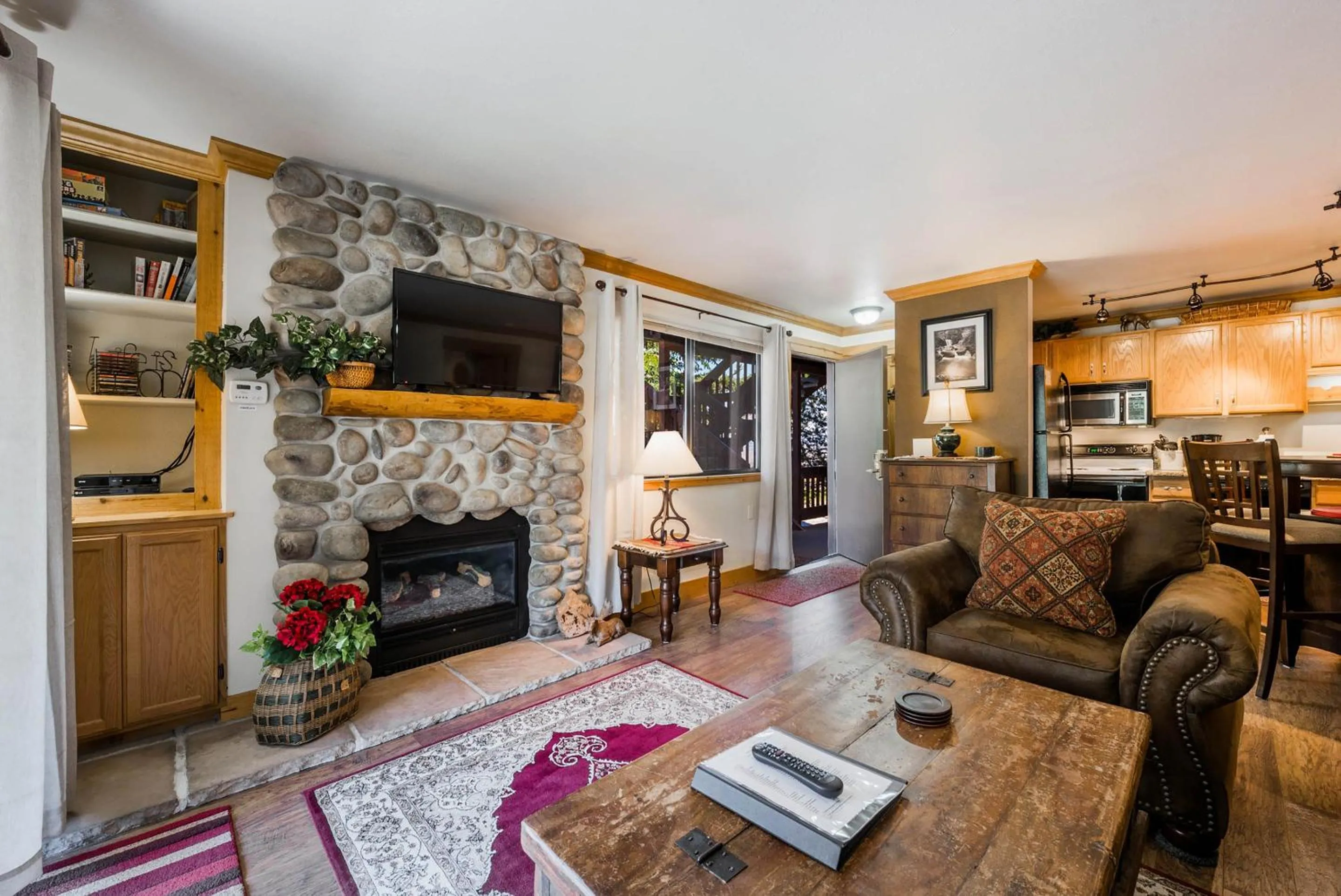 Living room in Red Pine Condominiums by All Seasons Resort Lodging