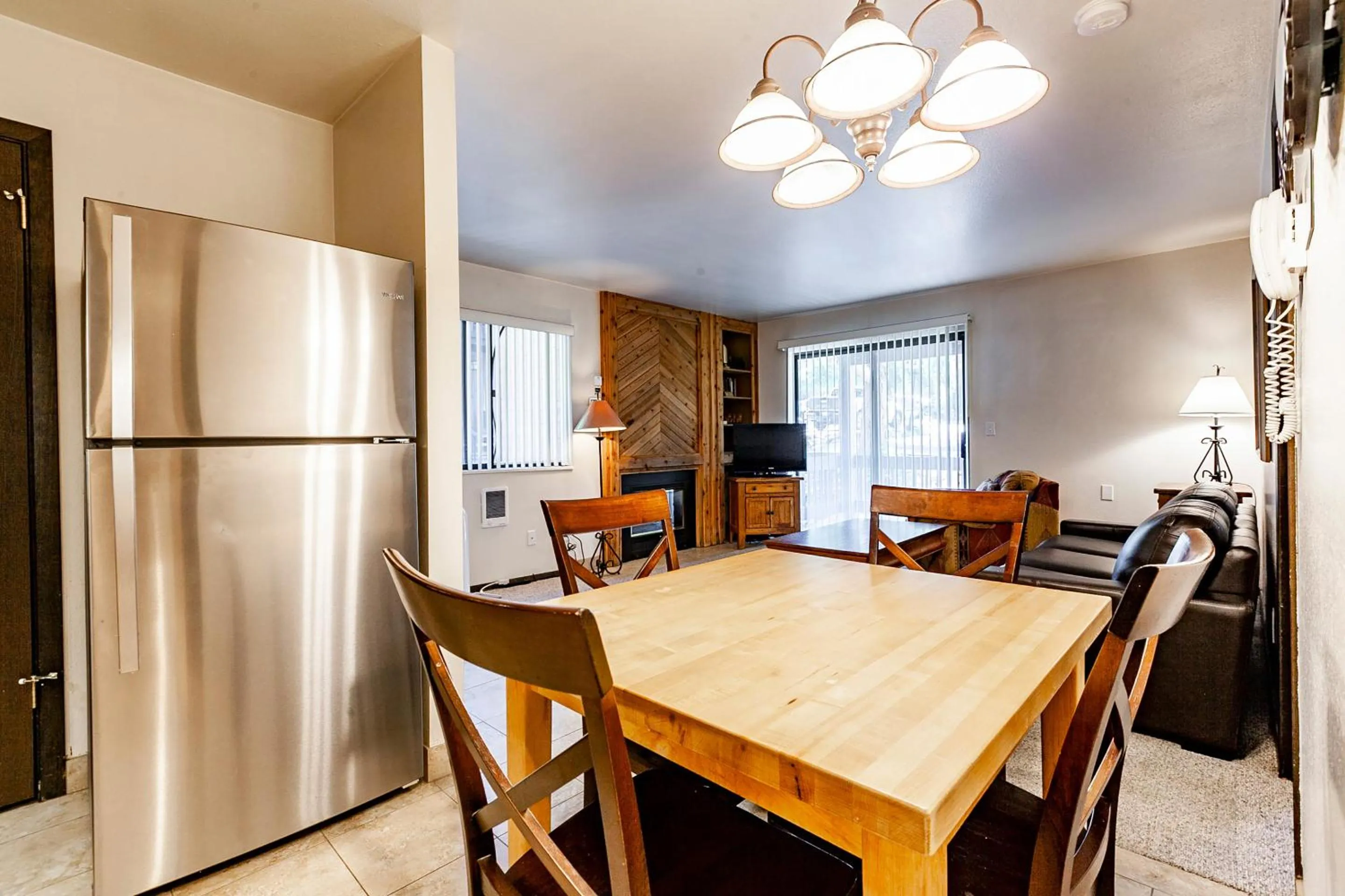 Dining area in Red Pine Condominiums by All Seasons Resort Lodging