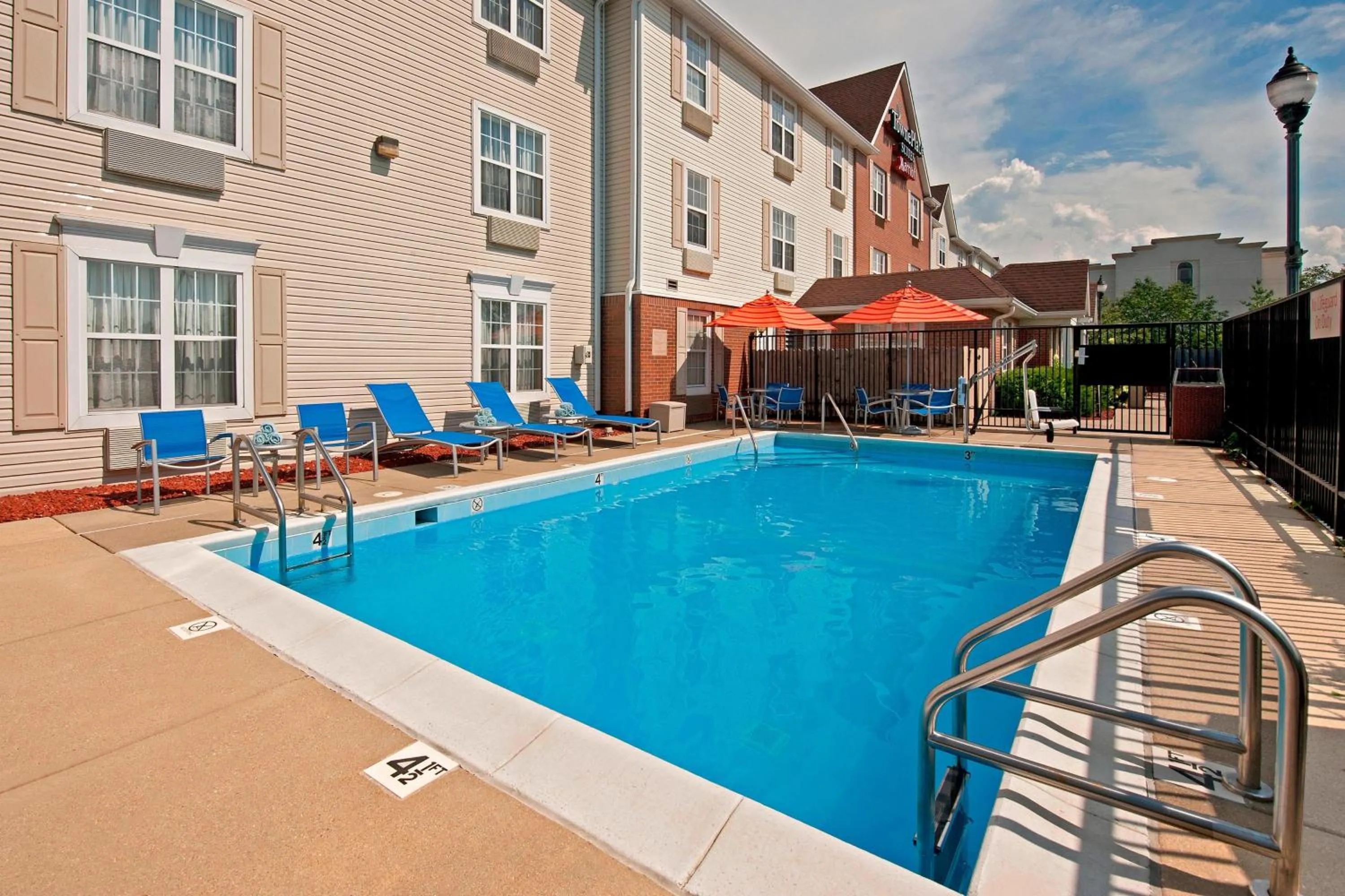 Swimming pool in TownePlace Suites by Marriott Bloomington