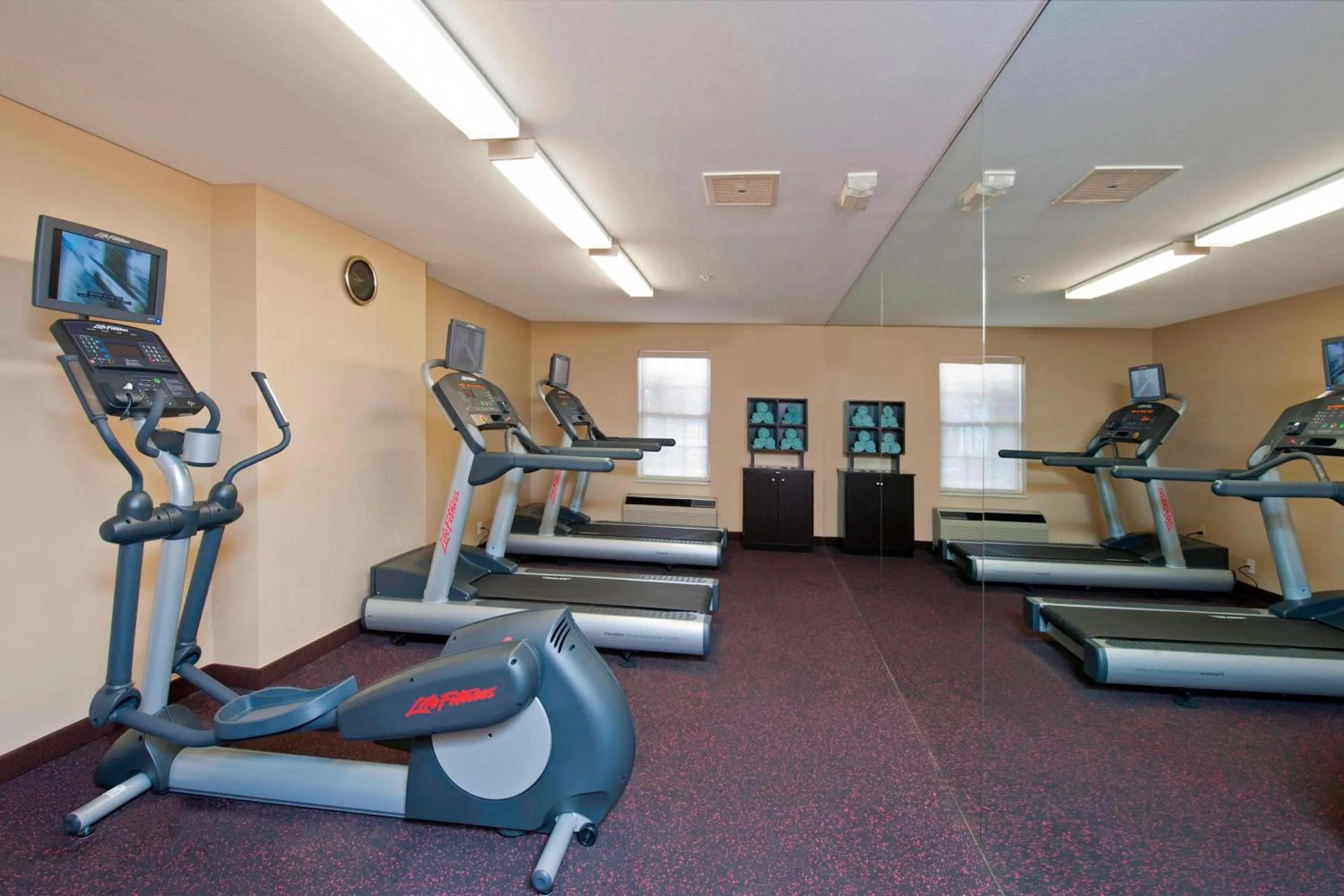 Fitness centre/facilities in TownePlace Suites by Marriott Bloomington