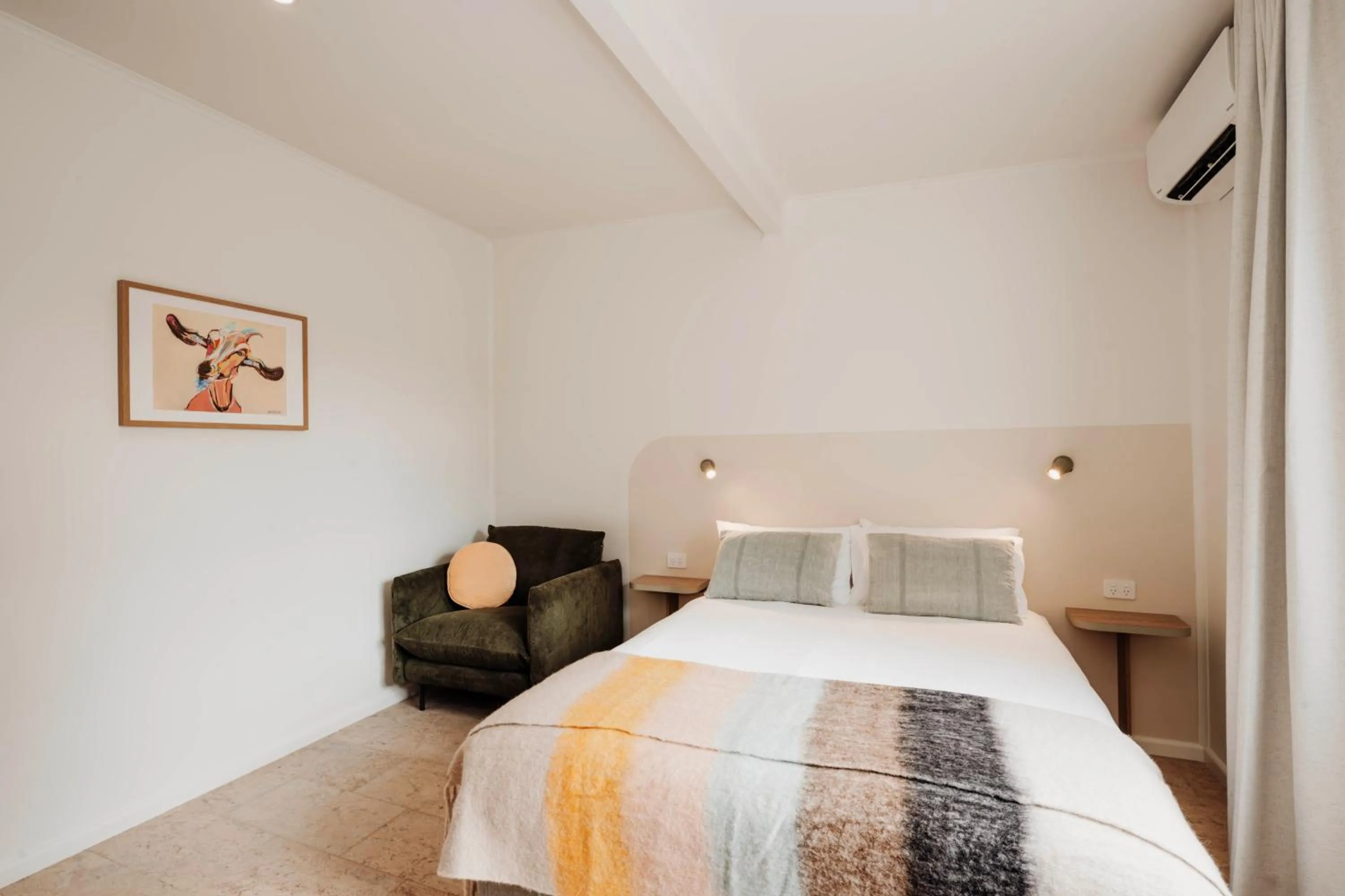 Photo of the whole room, Bed in The Cudgee at Mudgee