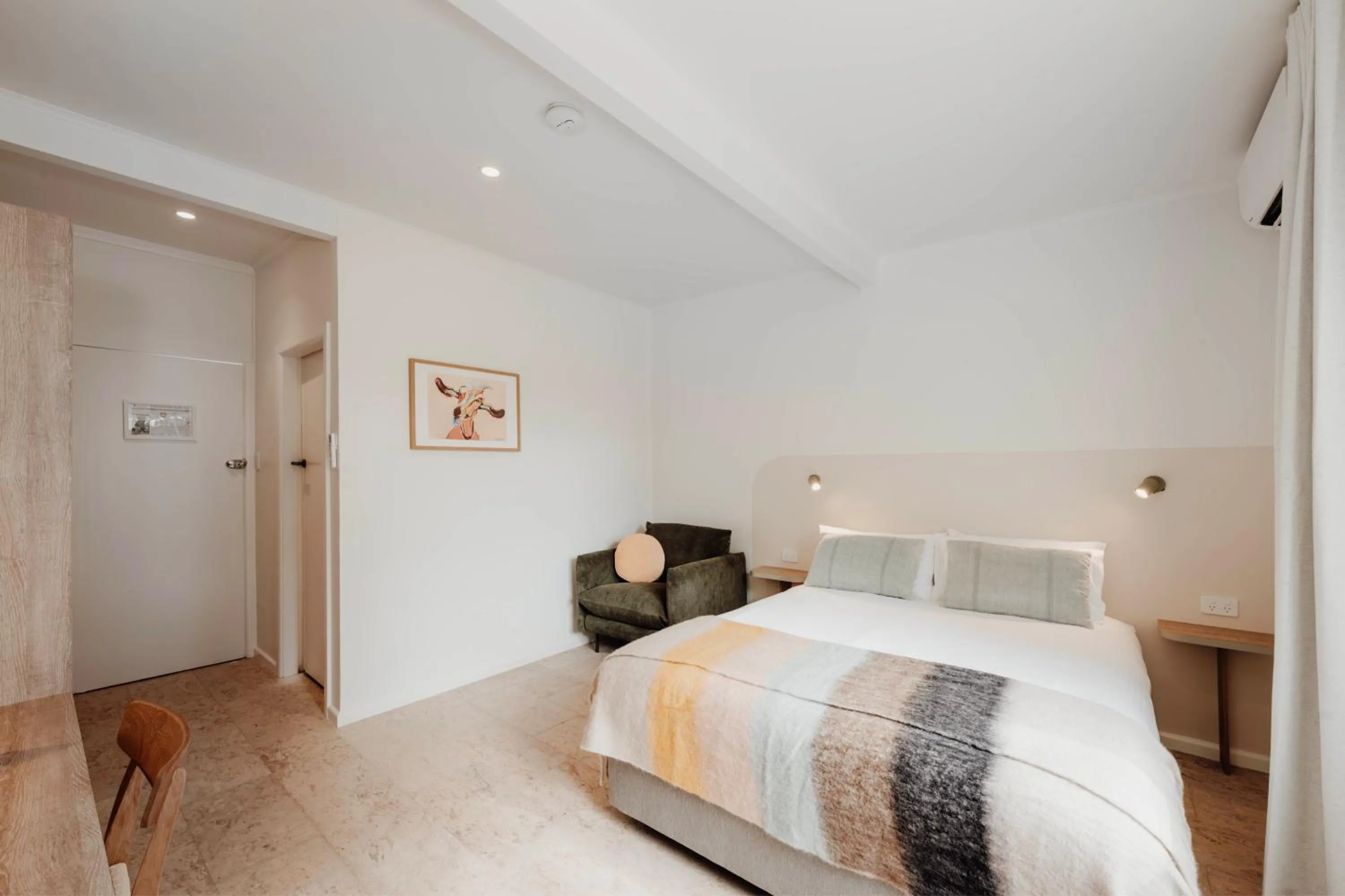 Photo of the whole room, Bed in The Cudgee at Mudgee