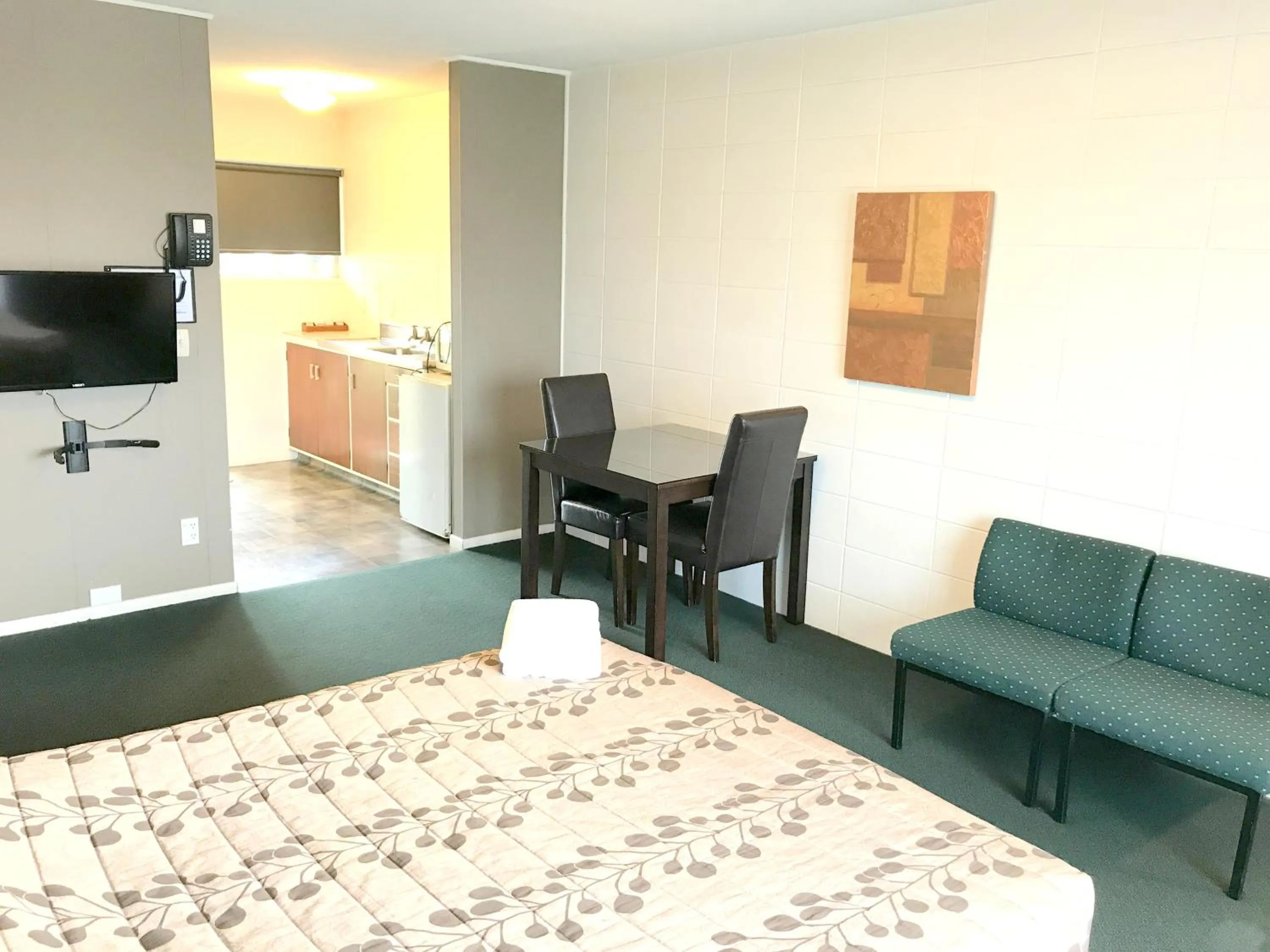 Dining area, Bed in Greenview Motel