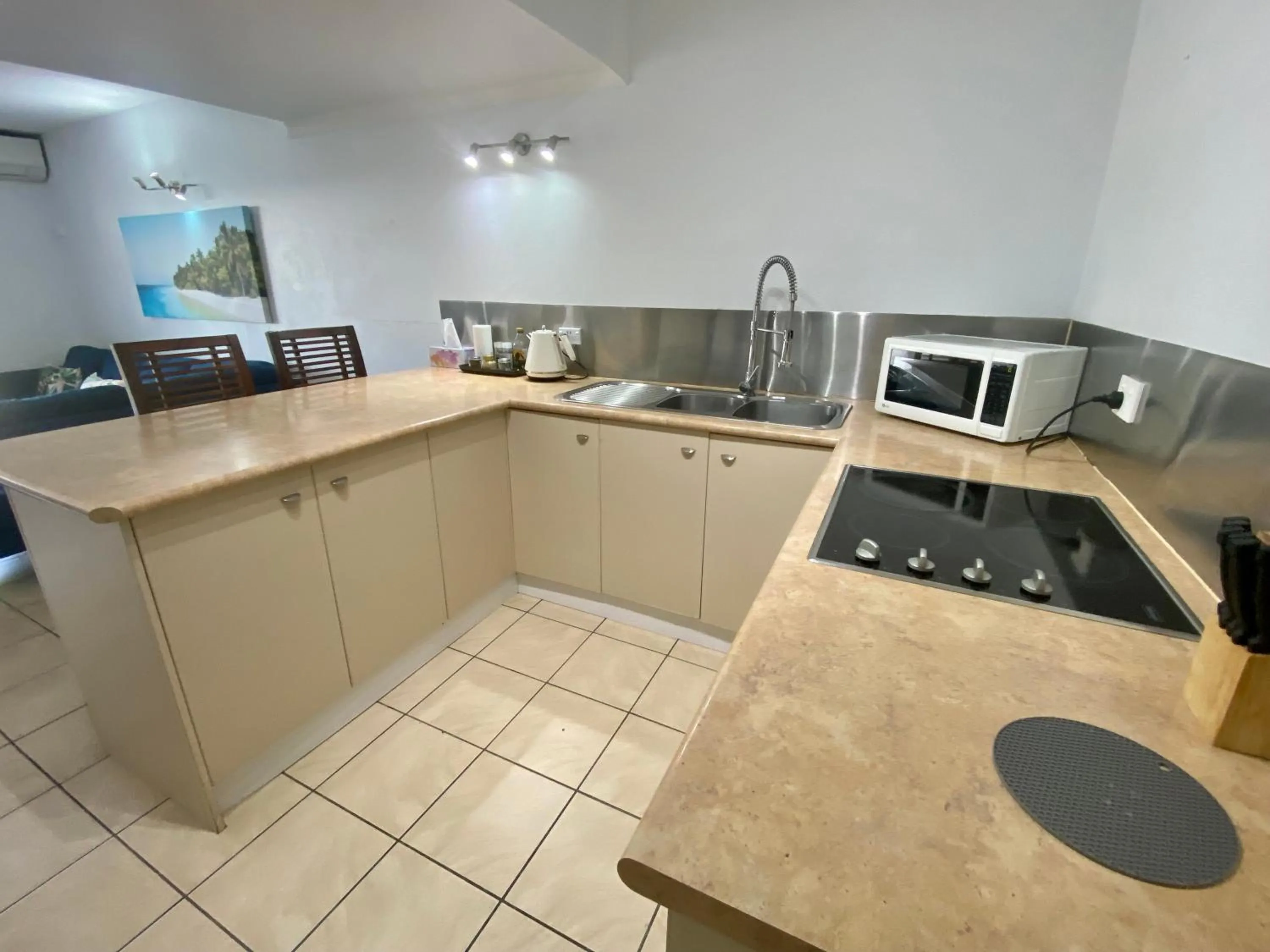 Kitchen or kitchenette in Reef Gateway Apartments