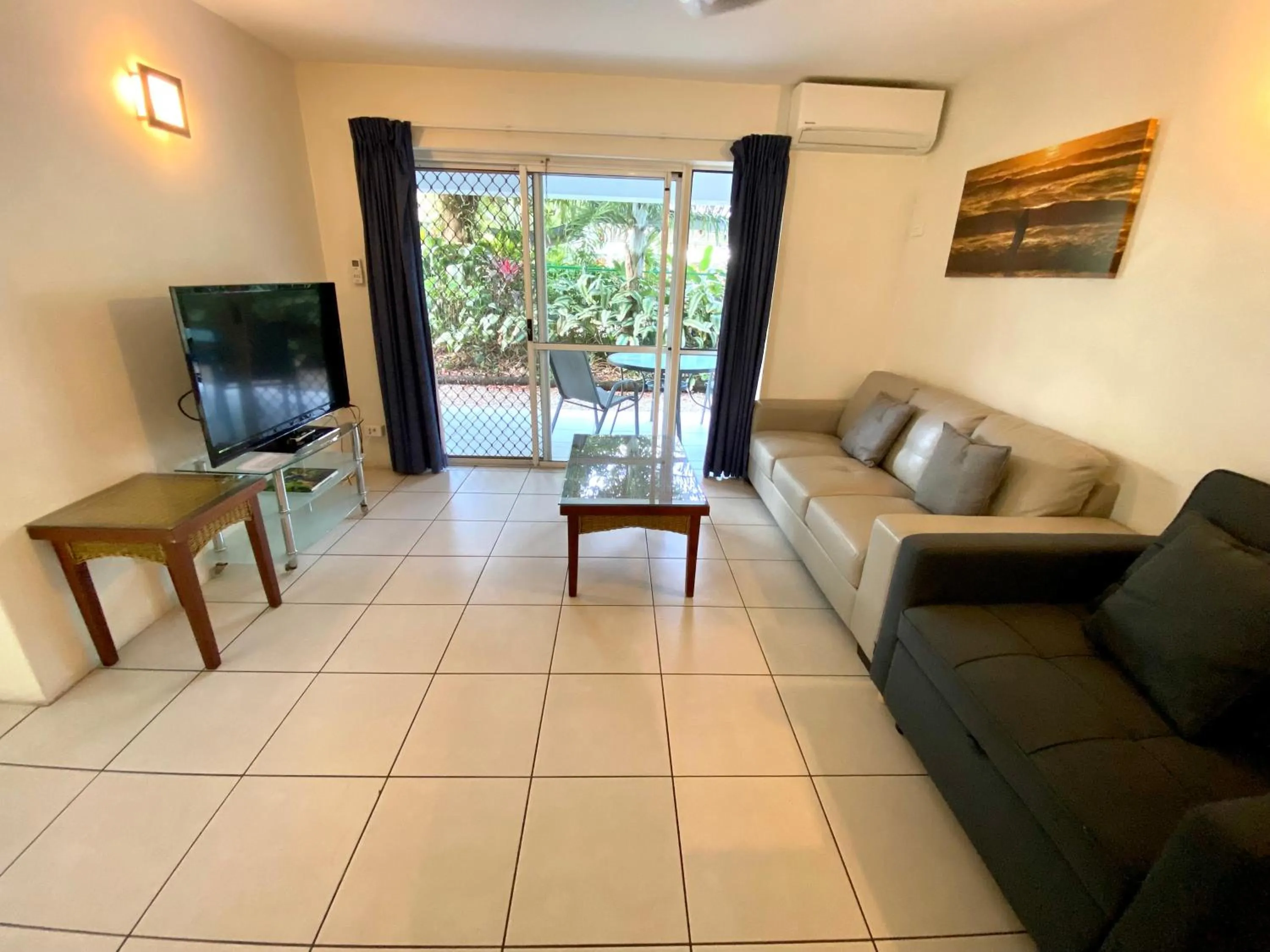 TV and multimedia in Reef Gateway Apartments