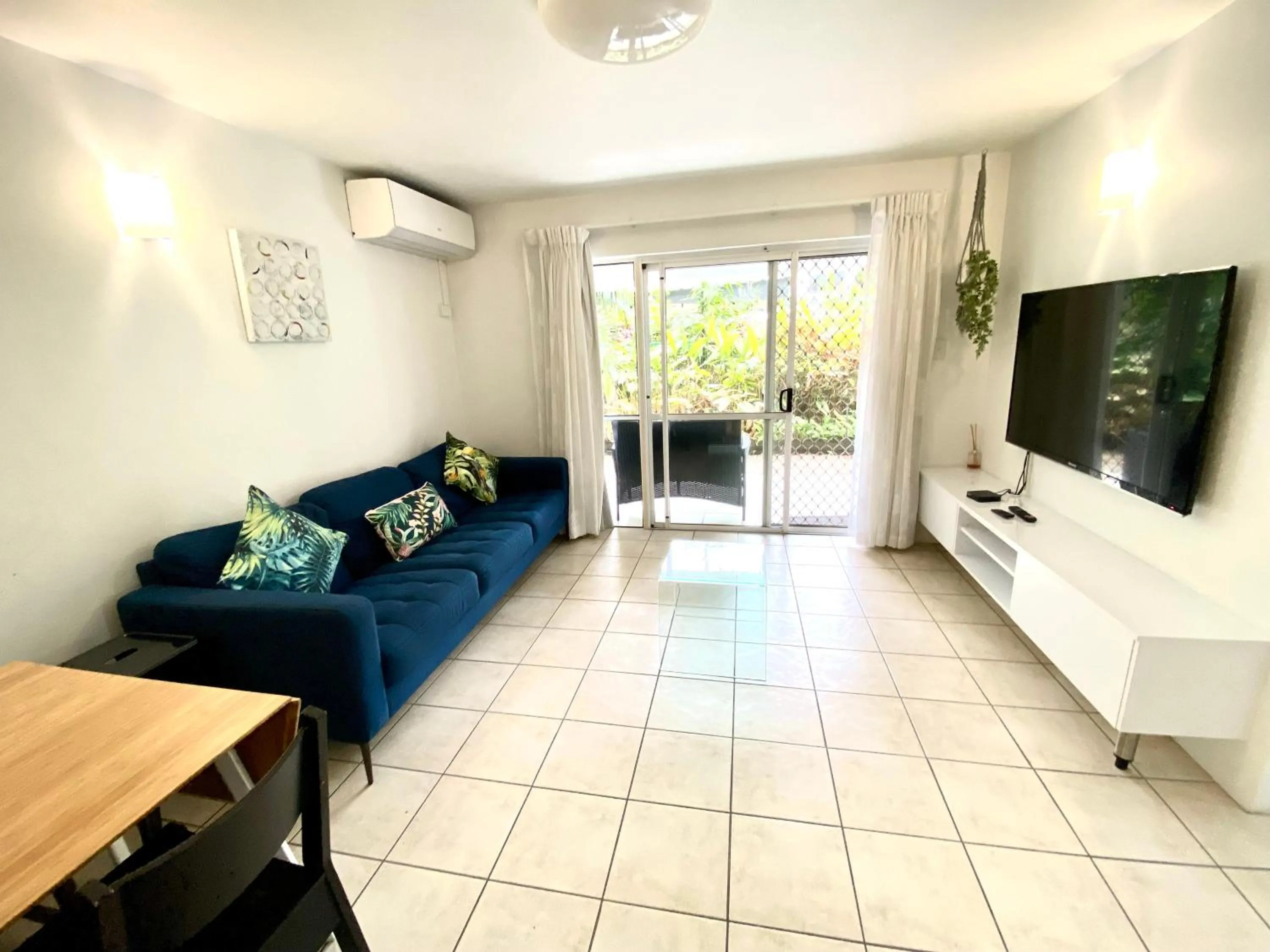 TV and multimedia in Reef Gateway Apartments