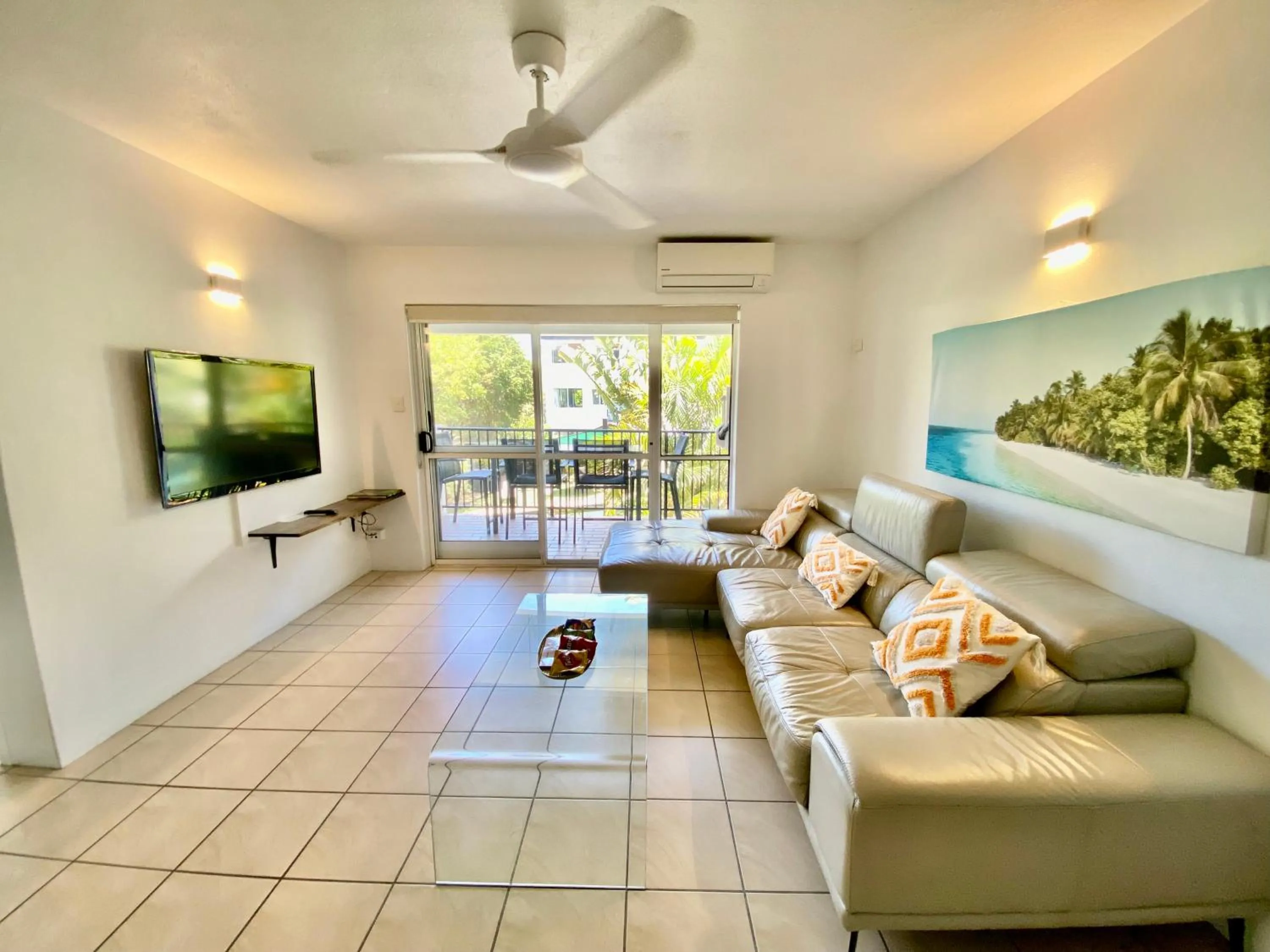 TV and multimedia in Reef Gateway Apartments