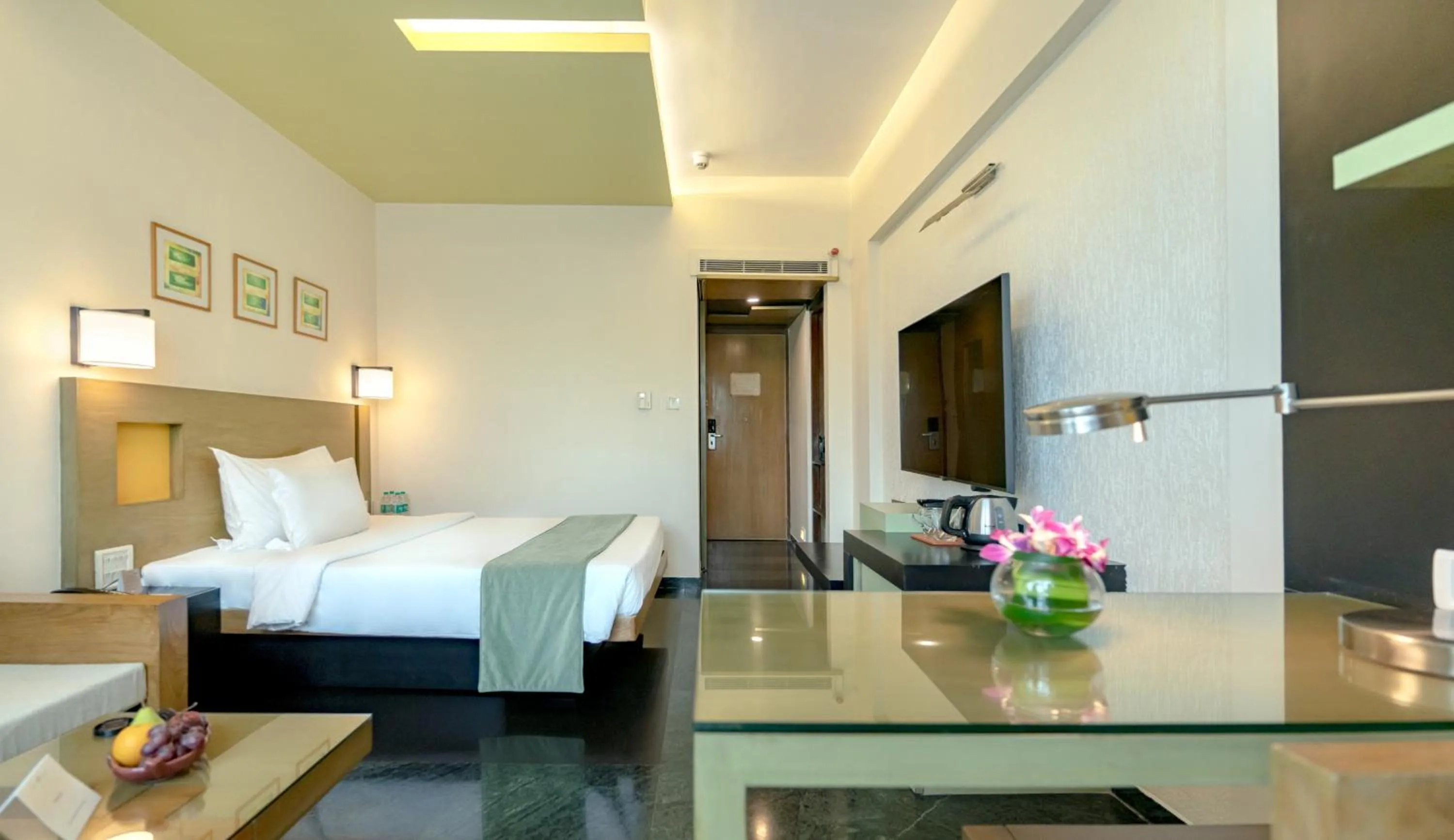 Photo of the whole room, Bed in The Mirador