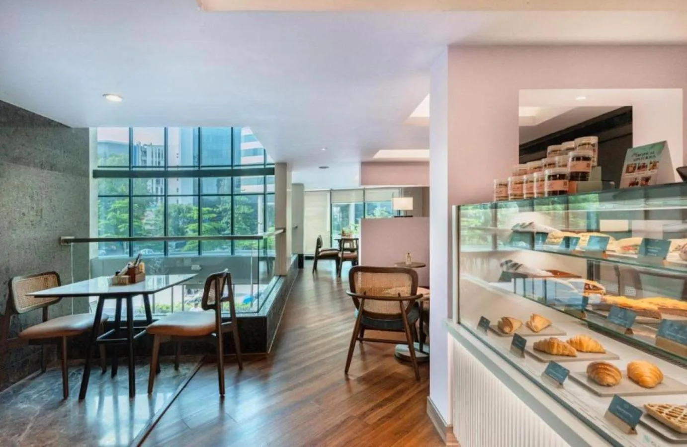 Restaurant/places to eat in The Mirador