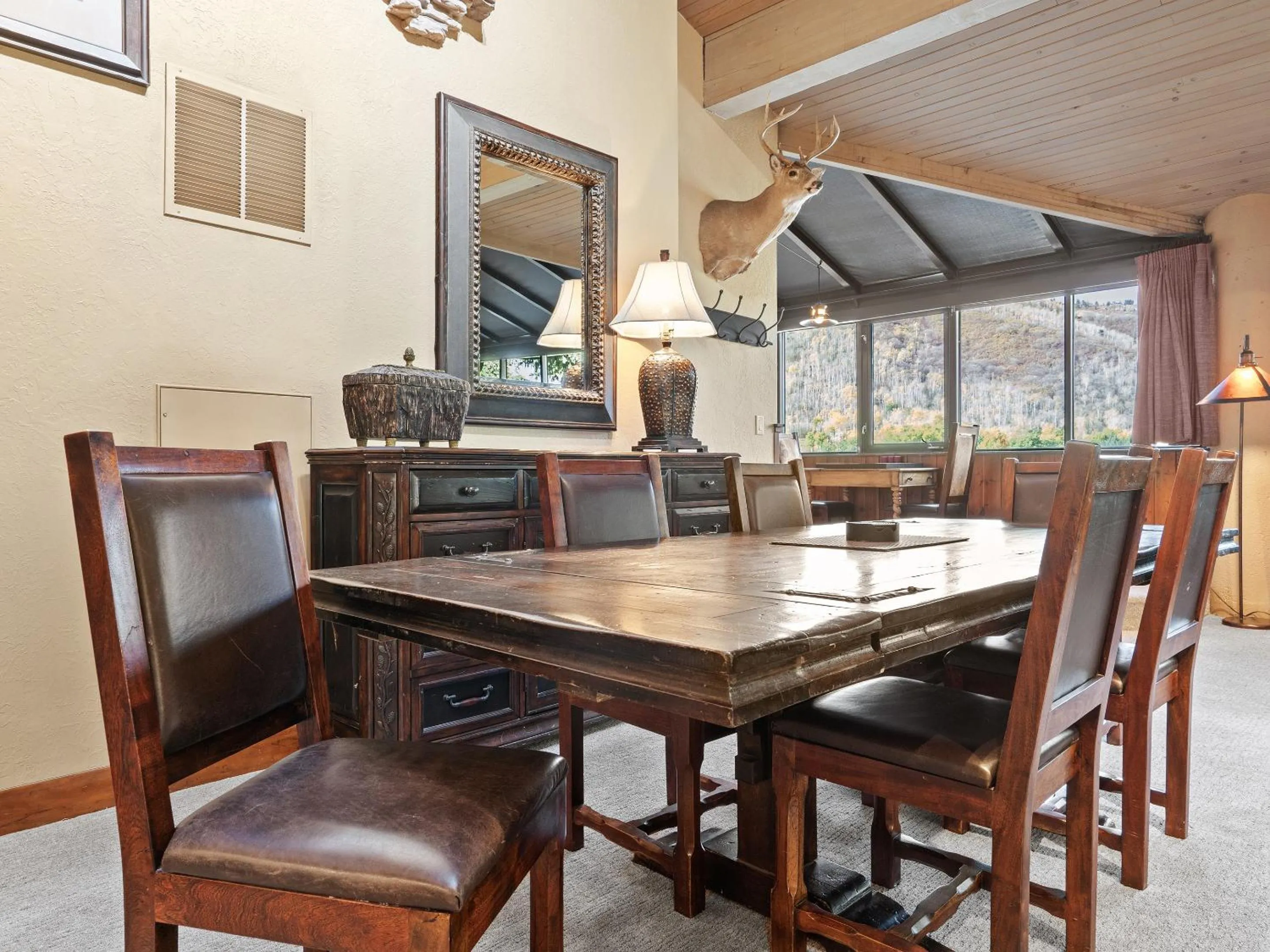 Dining area in Silver King by All Seasons Resort Lodging