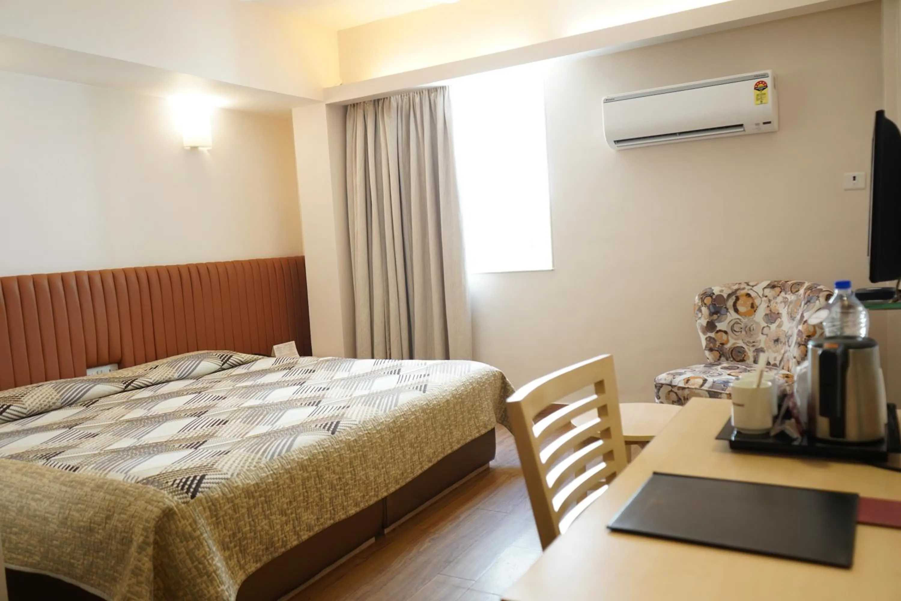 Bedroom, Bed in Hotel Diplomat, Colaba