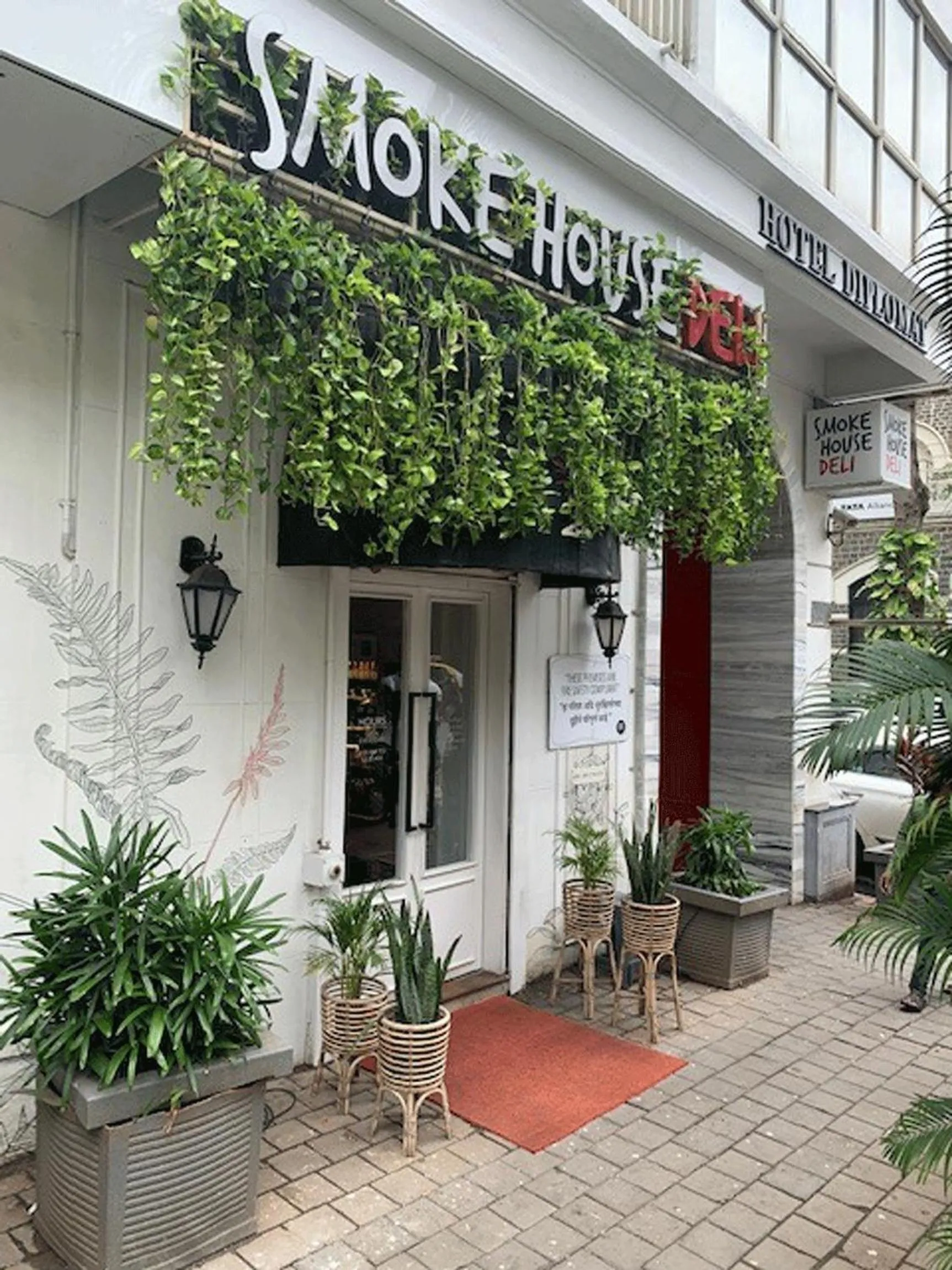 Restaurant/places to eat in Hotel Diplomat, Colaba