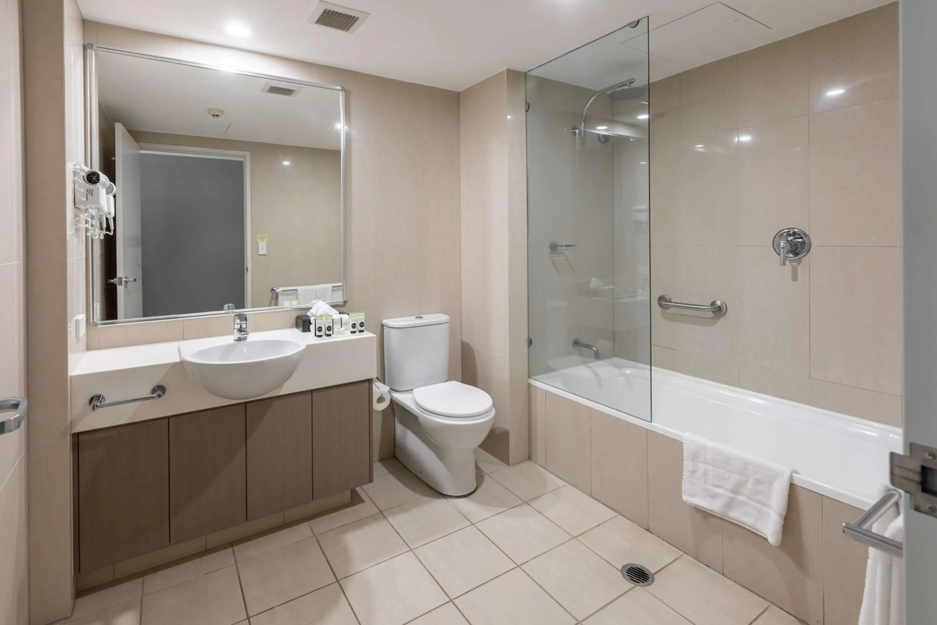 Bathroom in Nightelier Narrabeen