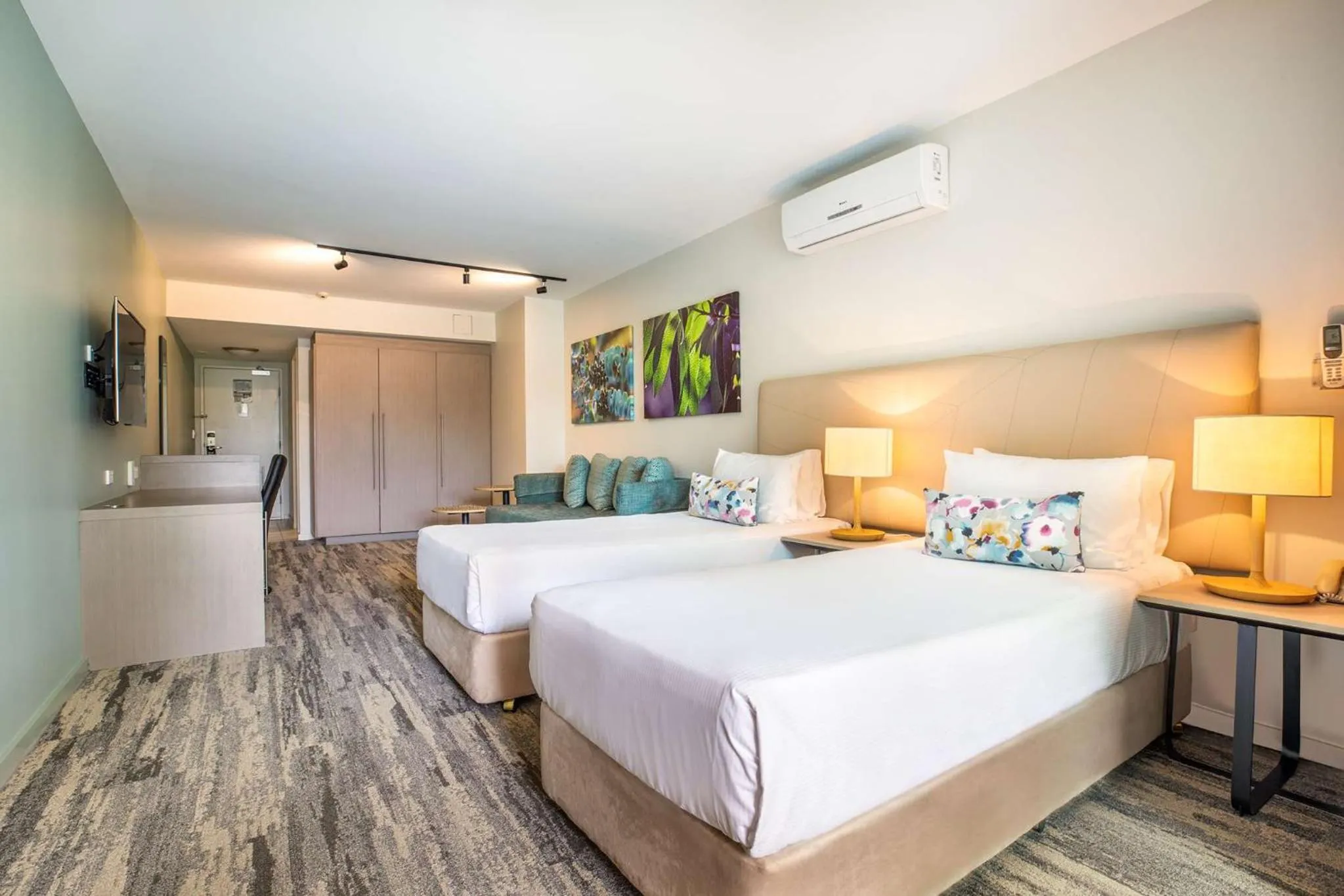 Photo of the whole room, Bed in Nightelier Narrabeen