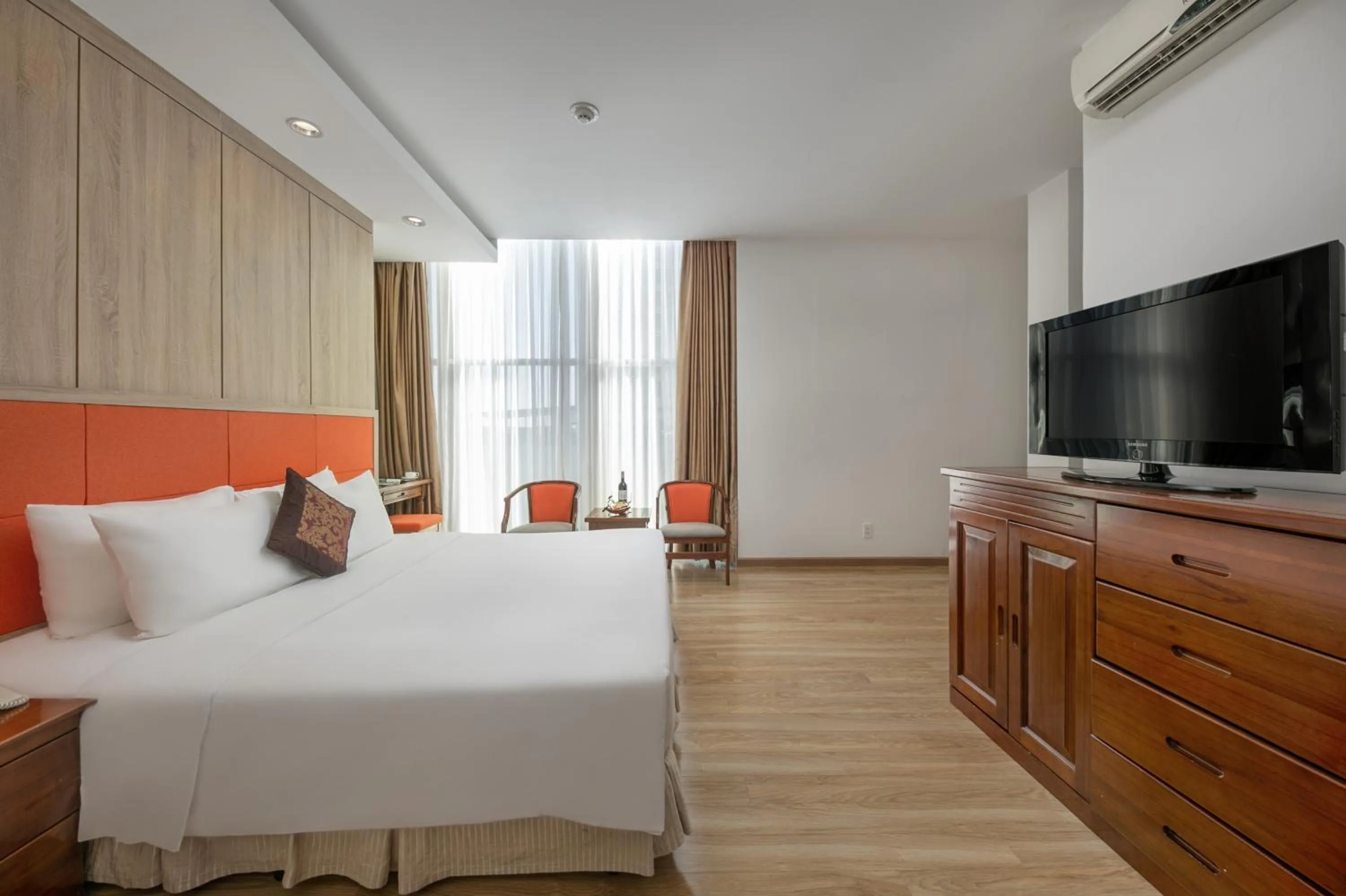 TV and multimedia, Bed in Sun River Hotel