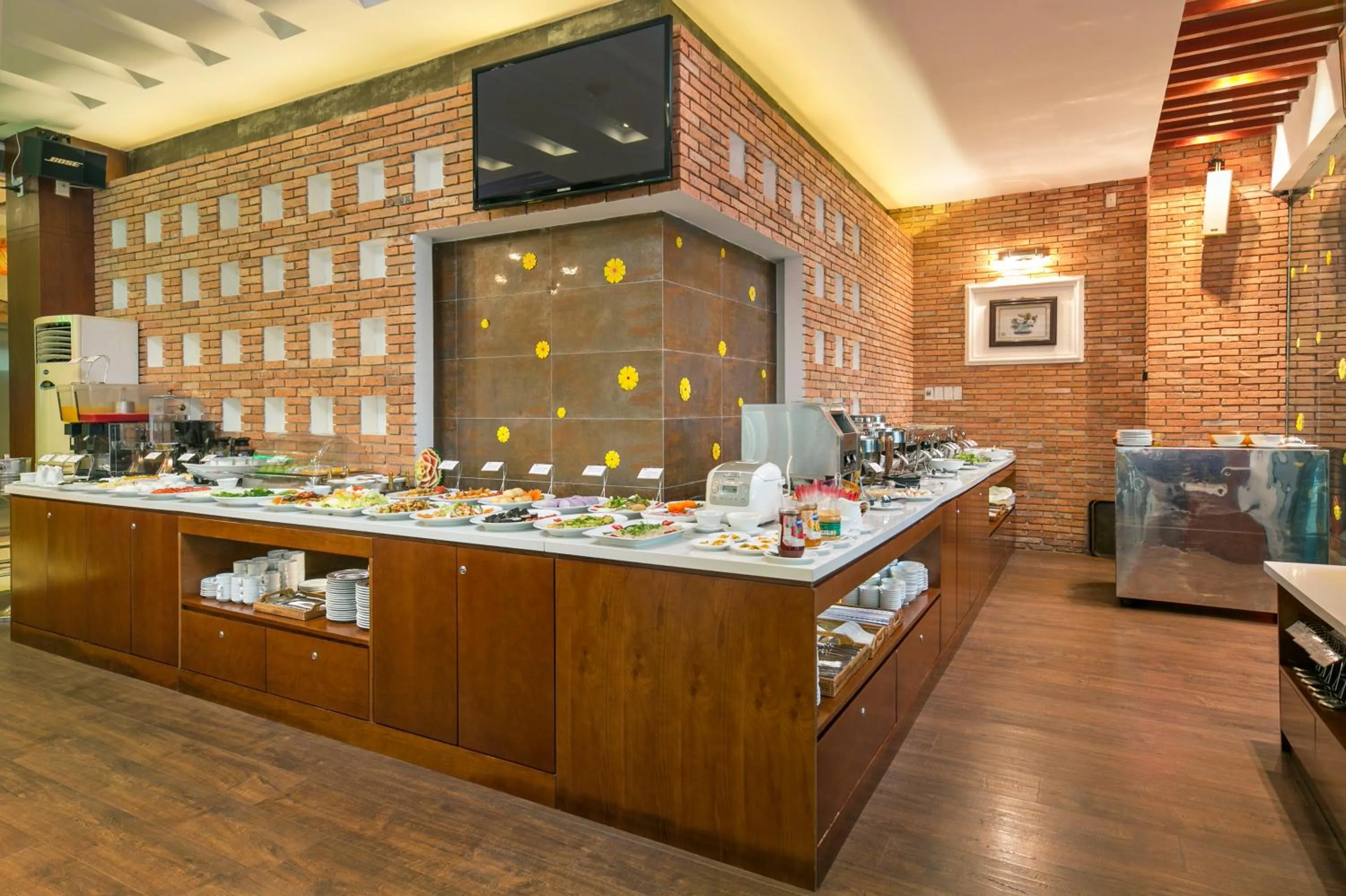 Restaurant/places to eat in Sun River Hotel