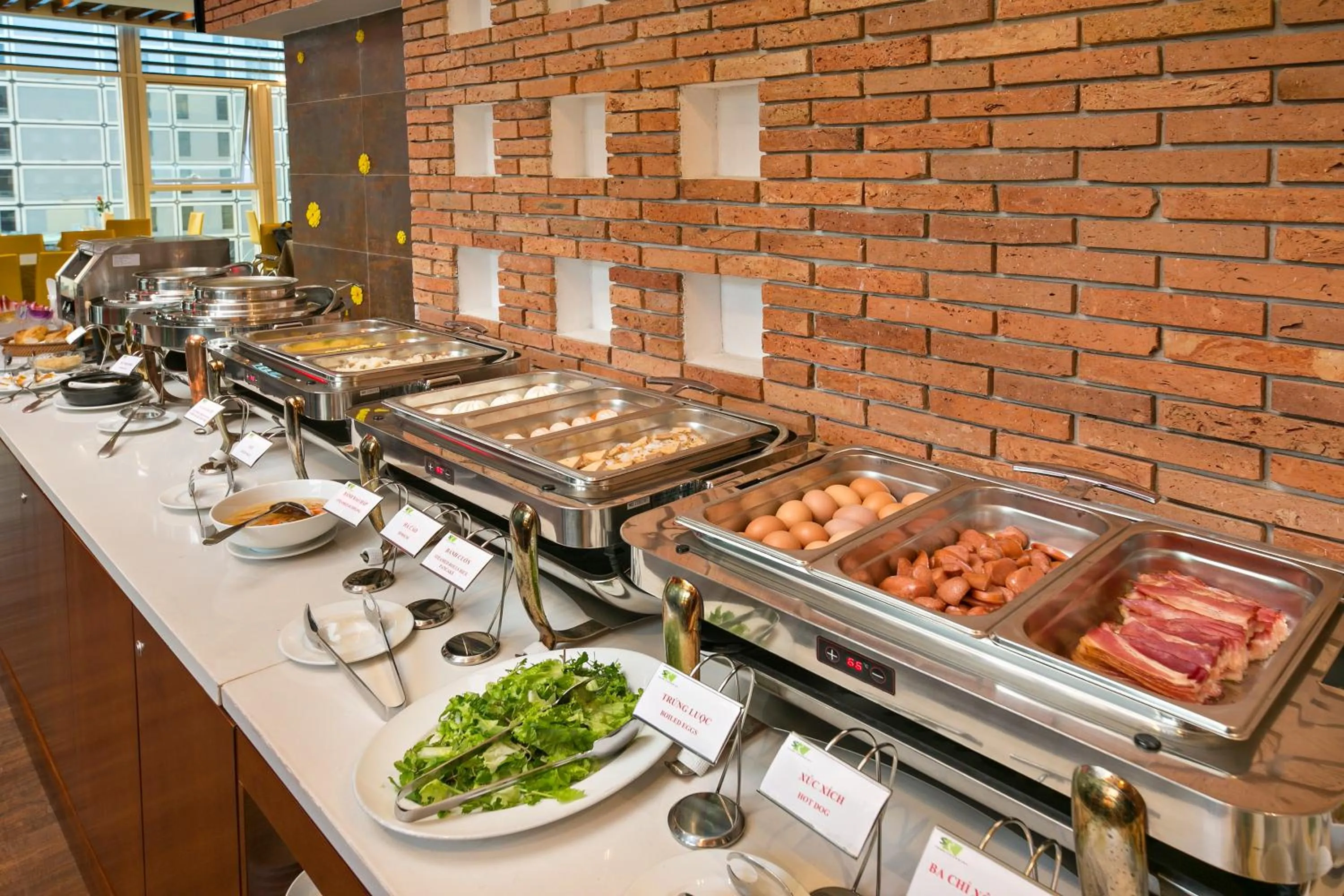 Restaurant/places to eat in Sun River Hotel