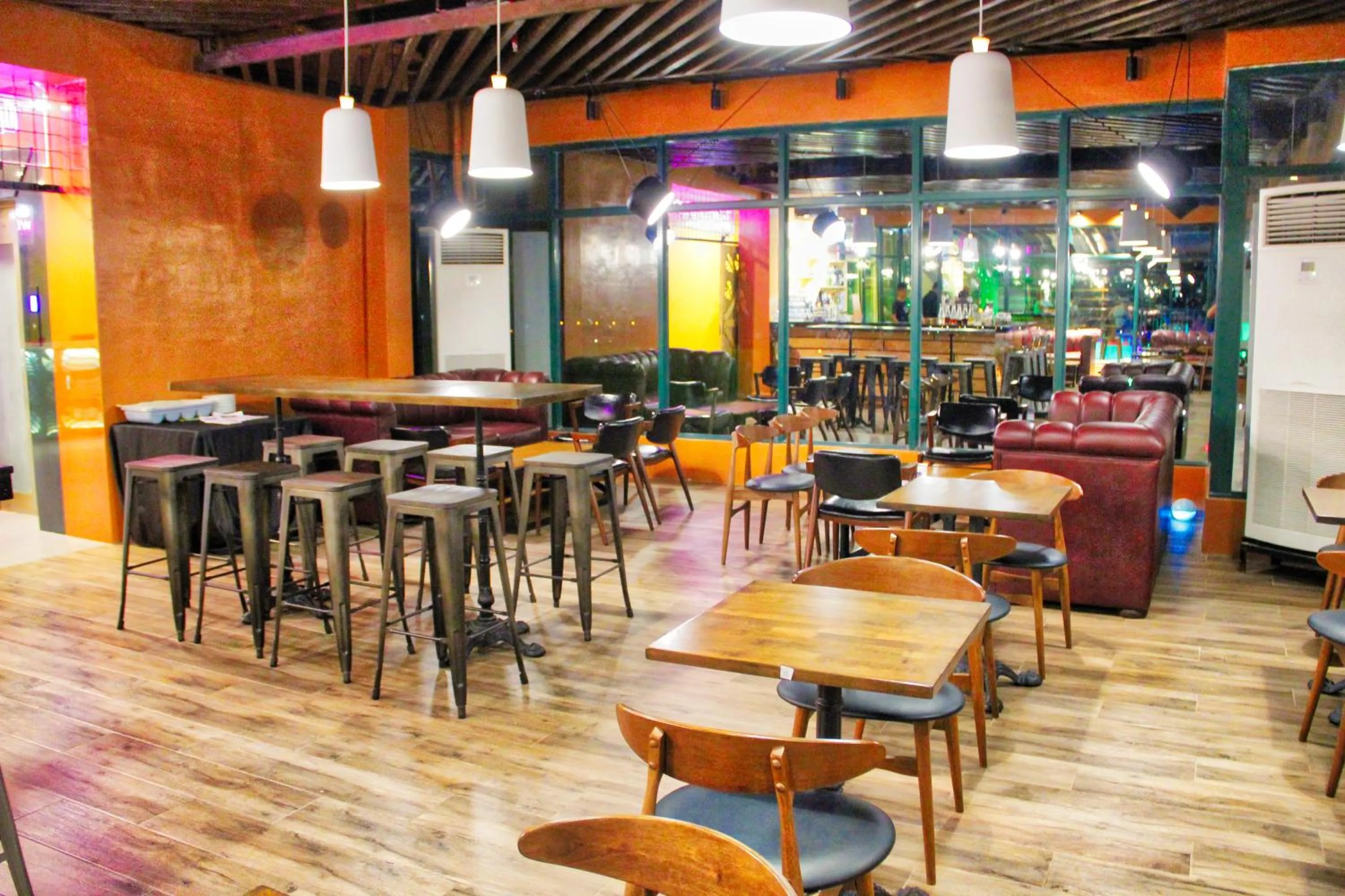 Restaurant/places to eat in New Dawn Hotel Plus