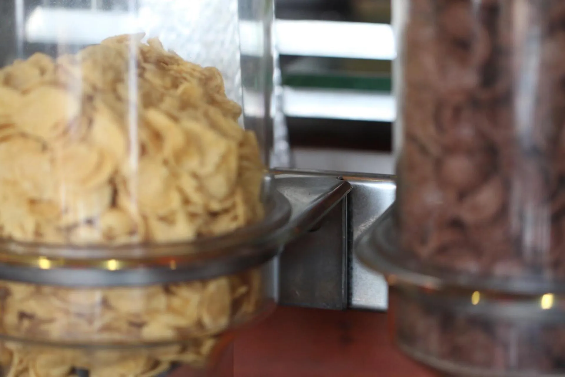 Restaurant/places to eat in Long Life Riverside Hotel