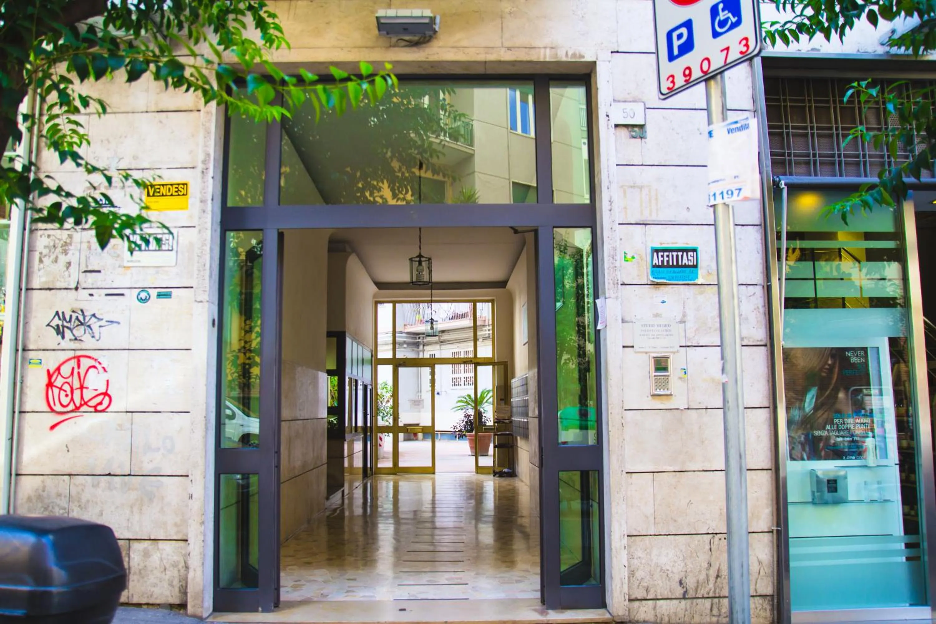 Facade/entrance in Easy House