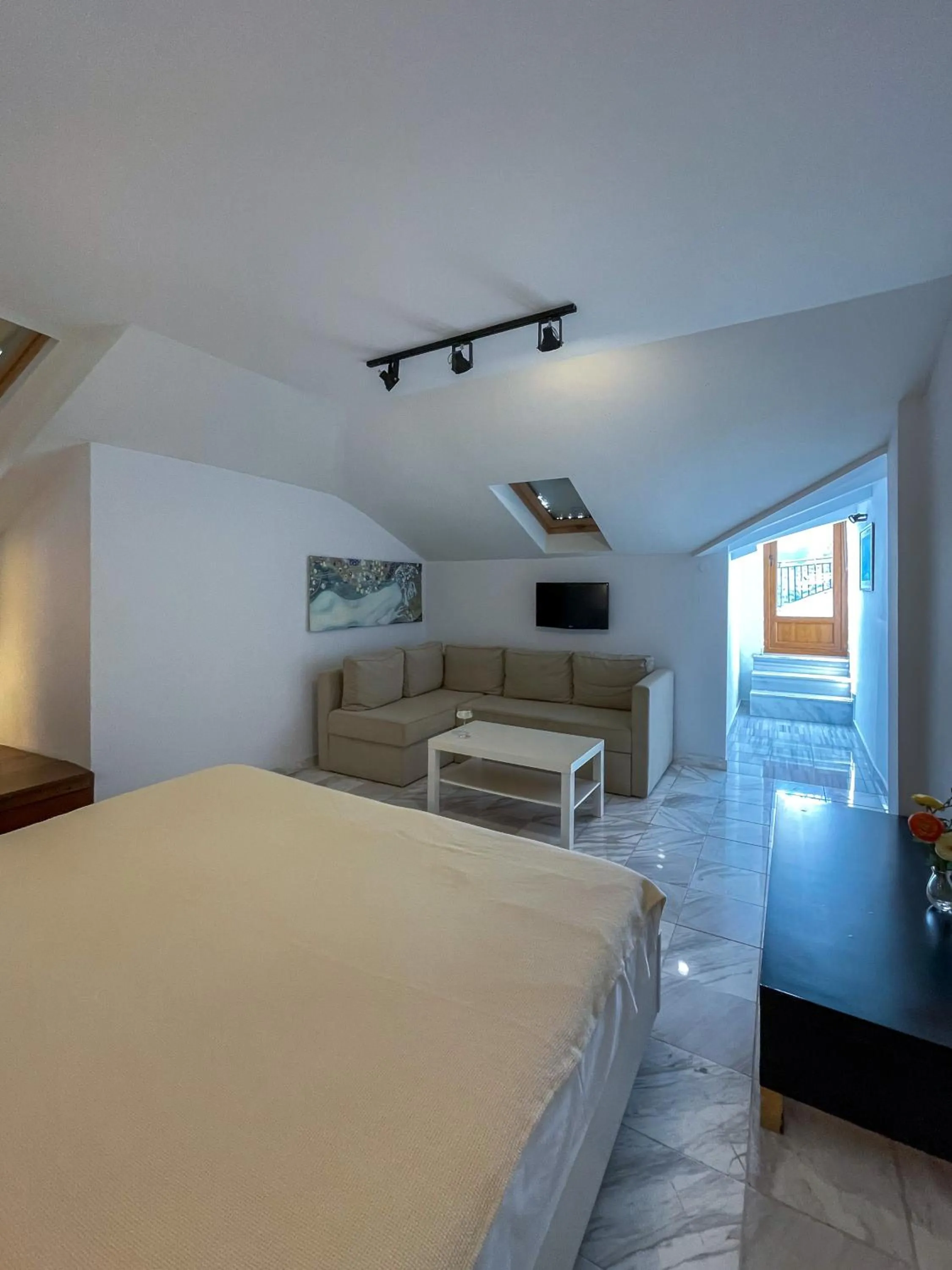 Bedroom, Bed in Dracos Hotel