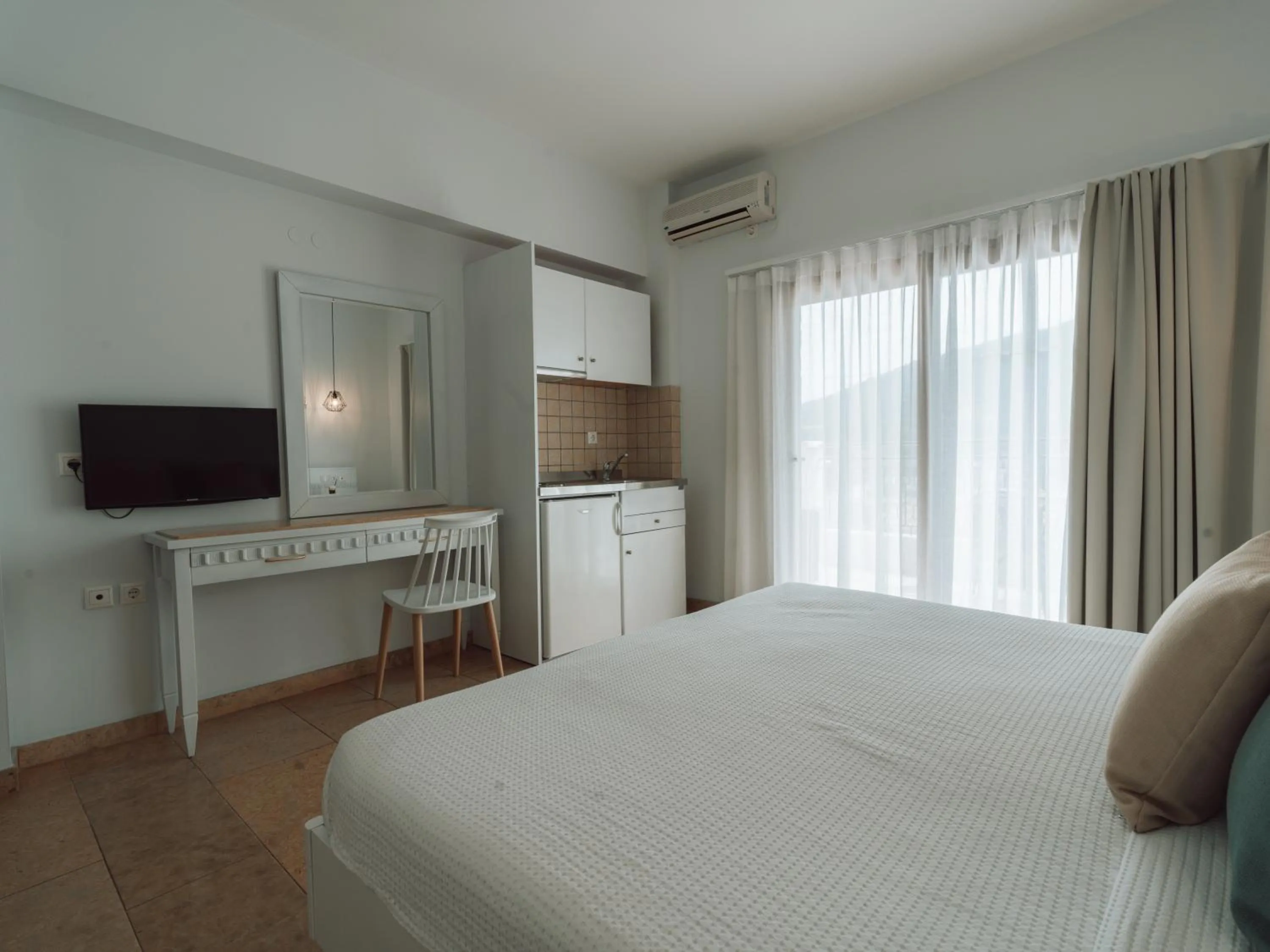 Bedroom, Bed in Dracos Hotel