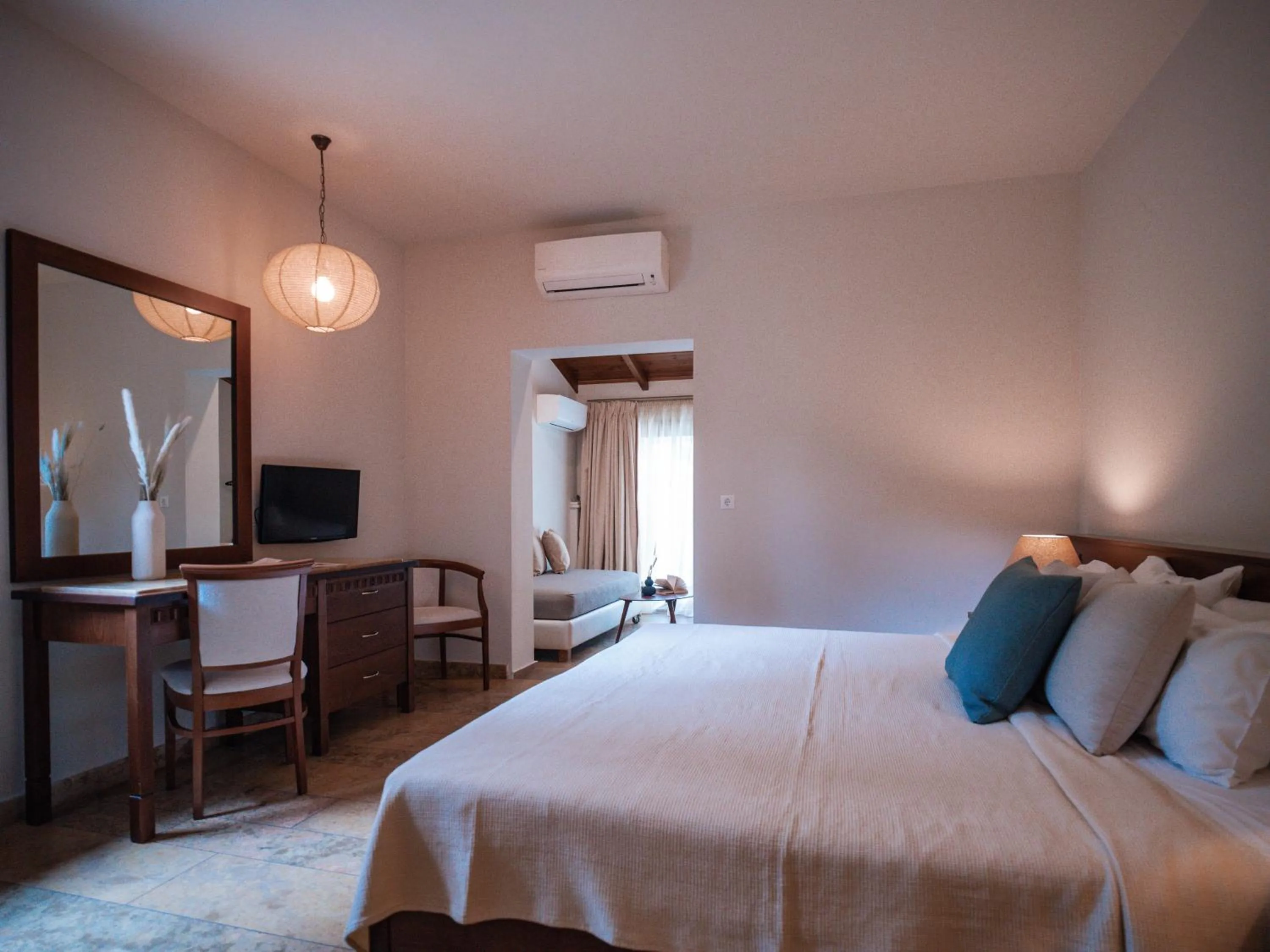 Bedroom, Bed in Dracos Hotel