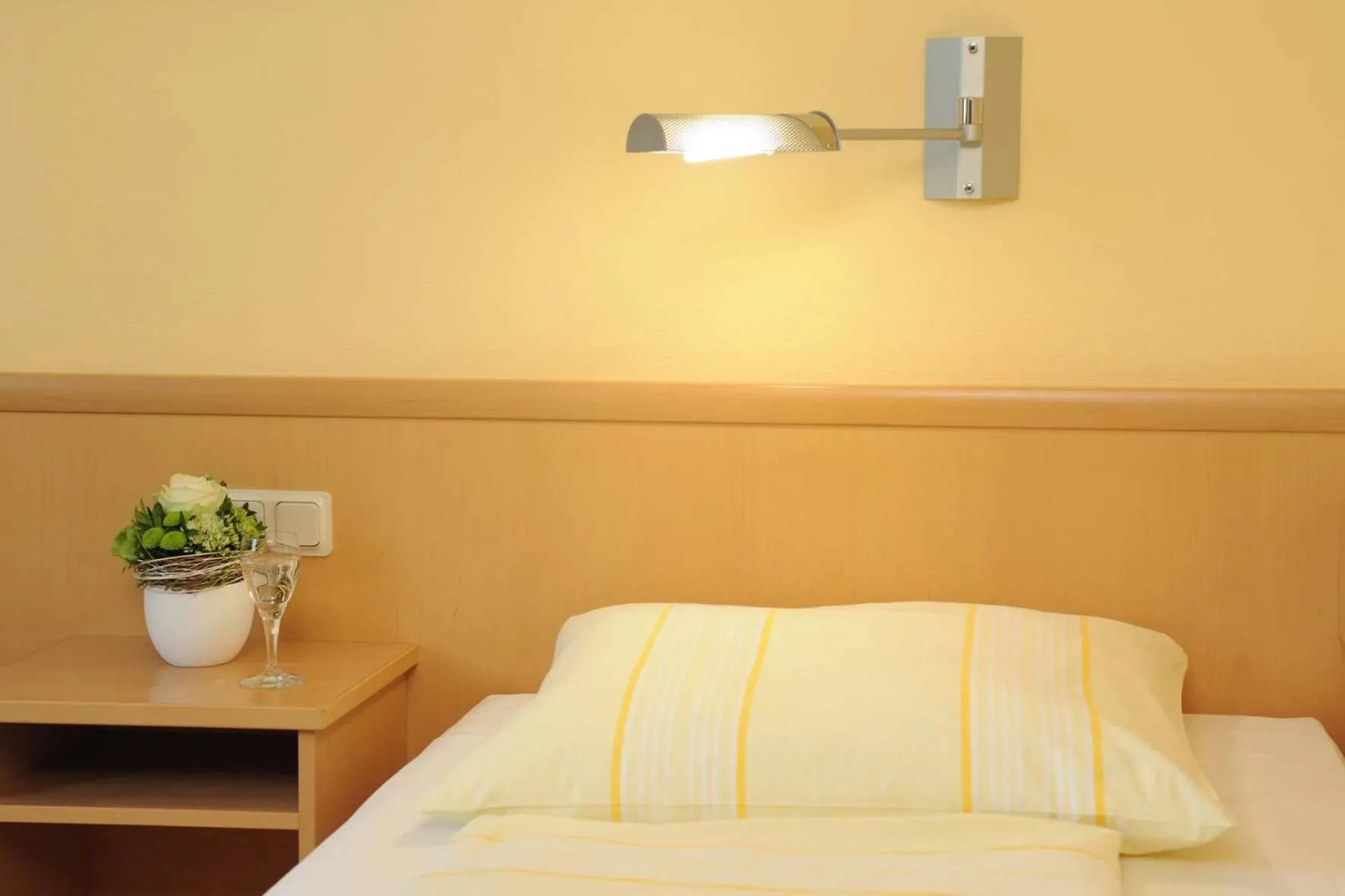 Bedroom, Bed in Hotel & Restaurant Hugenottengarten