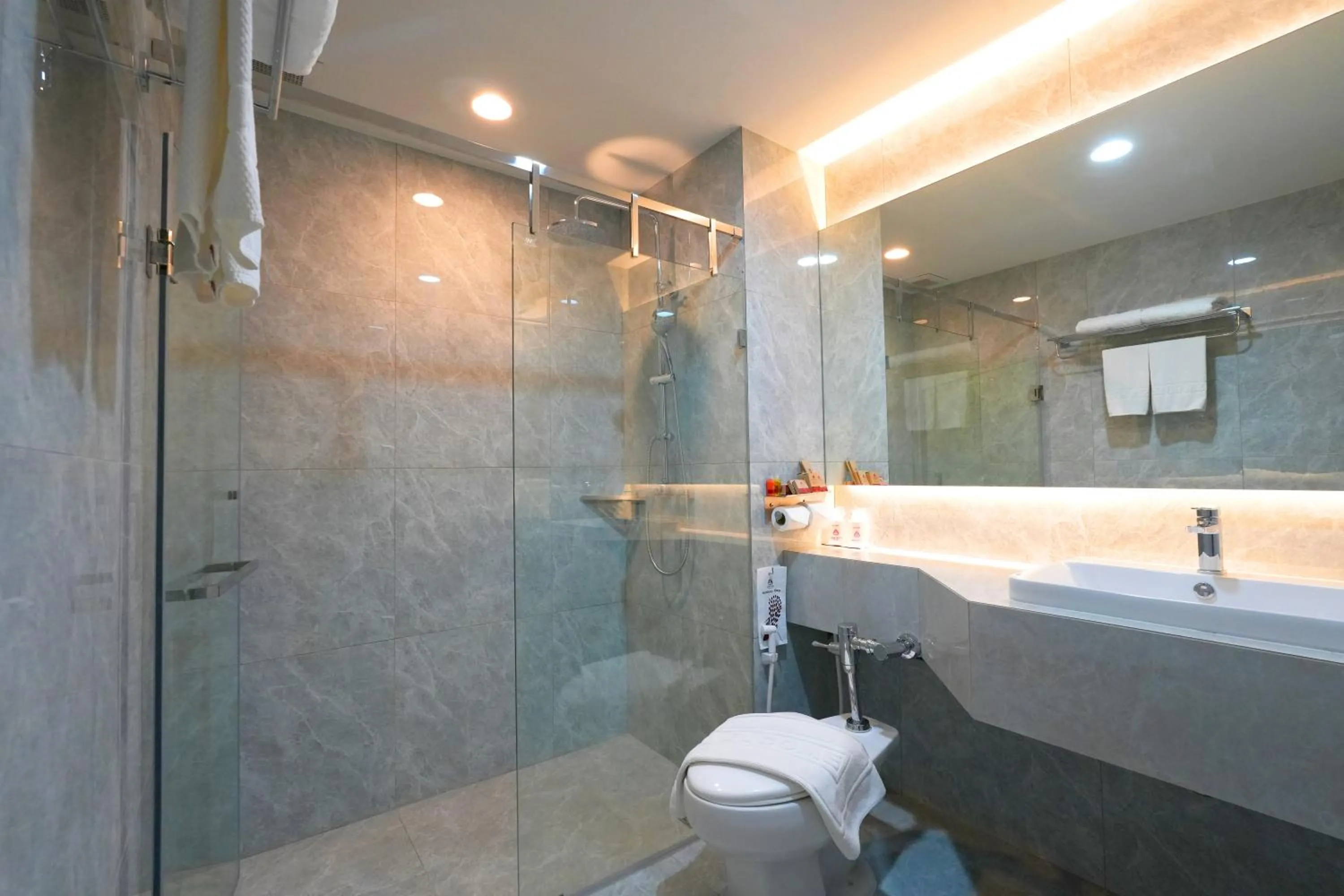 Bathroom in Asia Airport Hotel