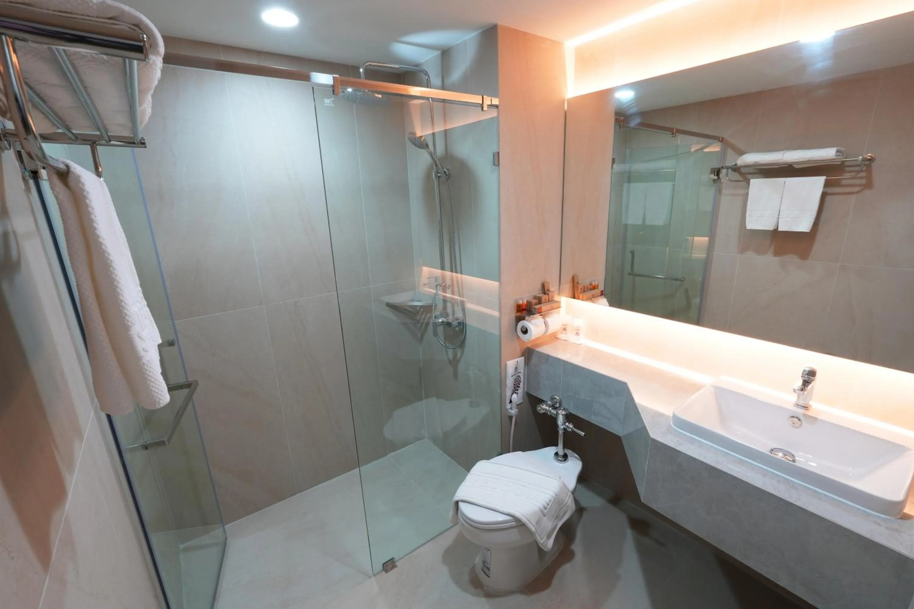 Bathroom in Asia Airport Hotel