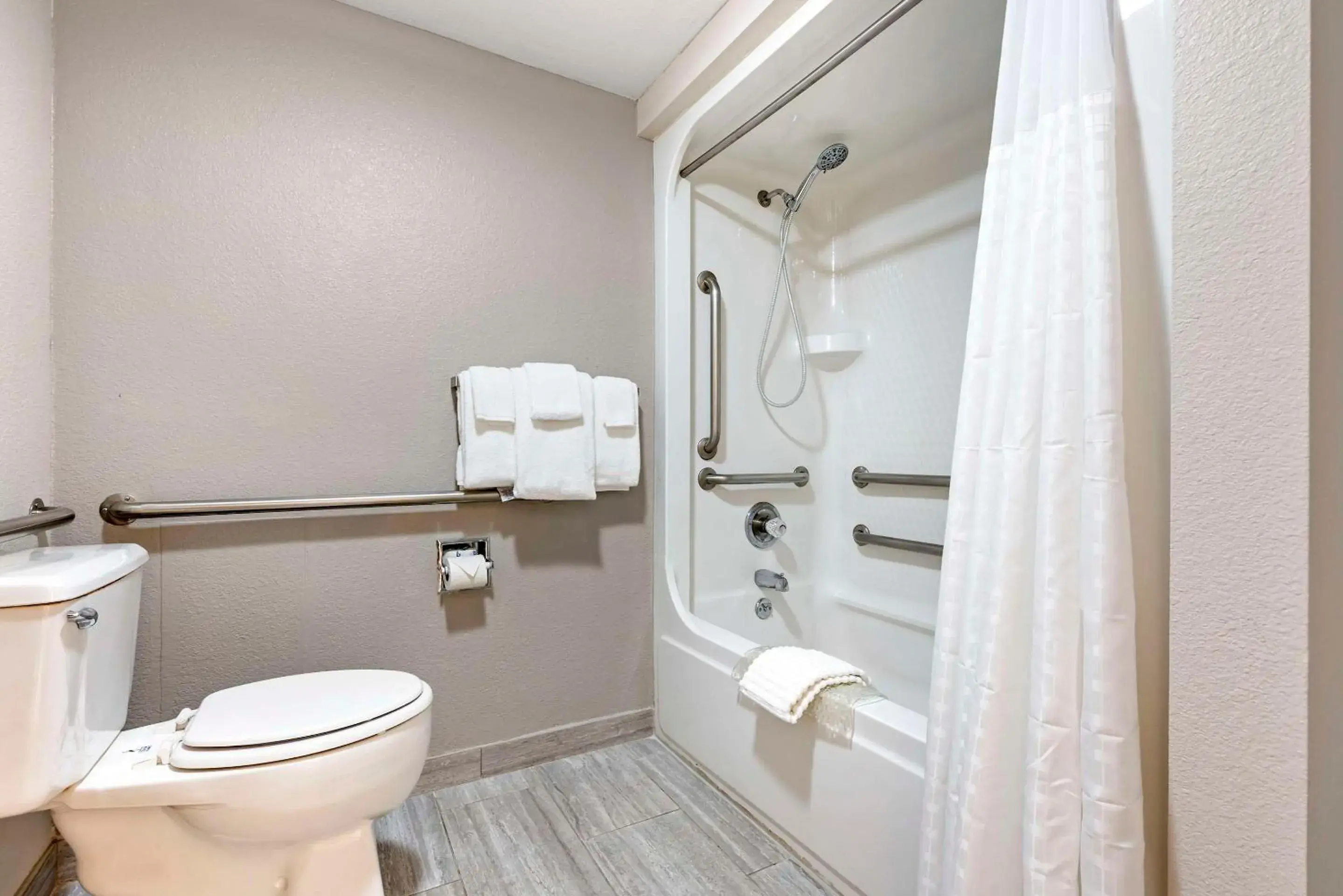 King Room with Tub - Disability Access/Non Smoking/Exterior Hall in The Bradford Hotel, Ascend Hotel Collection King Room with Tub - Disability Access/Non Smoking/Exterior Hall in The Bradford Hotel, Ascend Hotel Collection